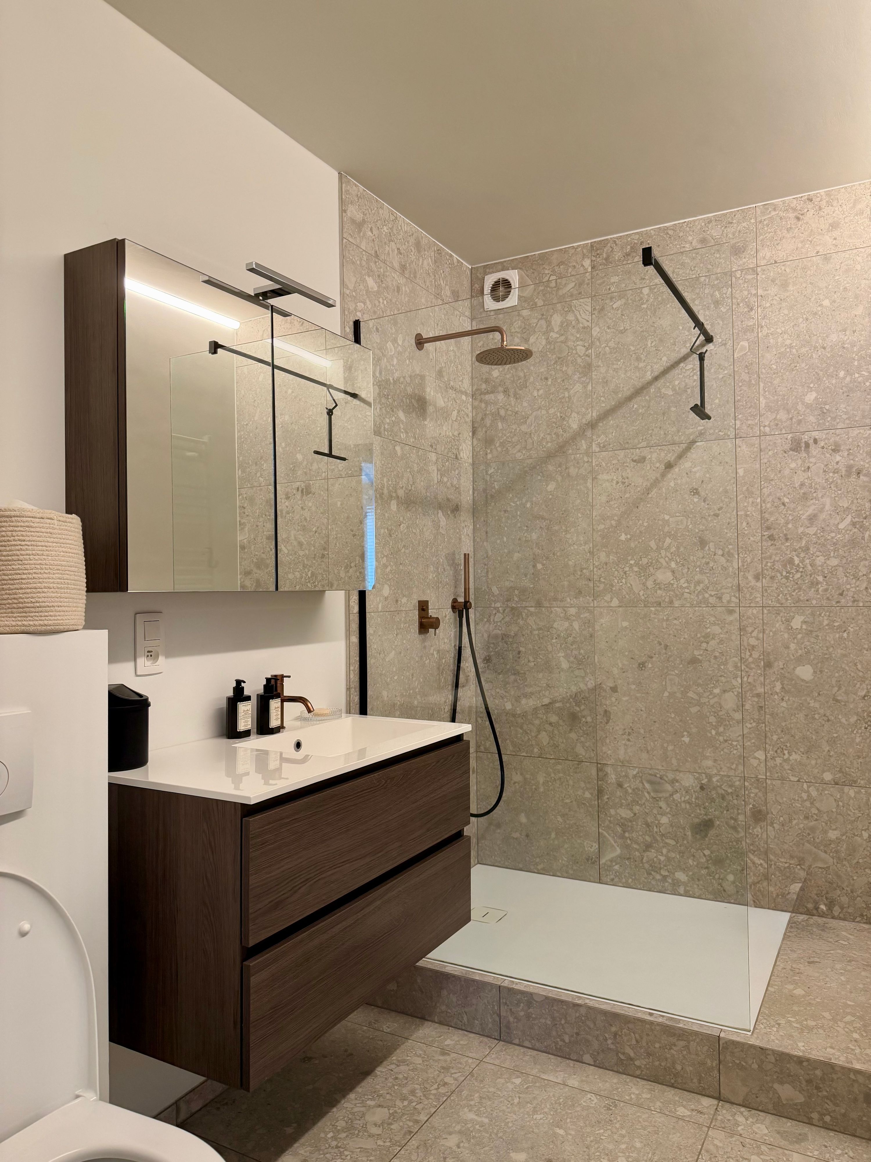 Ruim gerenoveerd appartement met drie slaapkamers in Edegem - foto 6