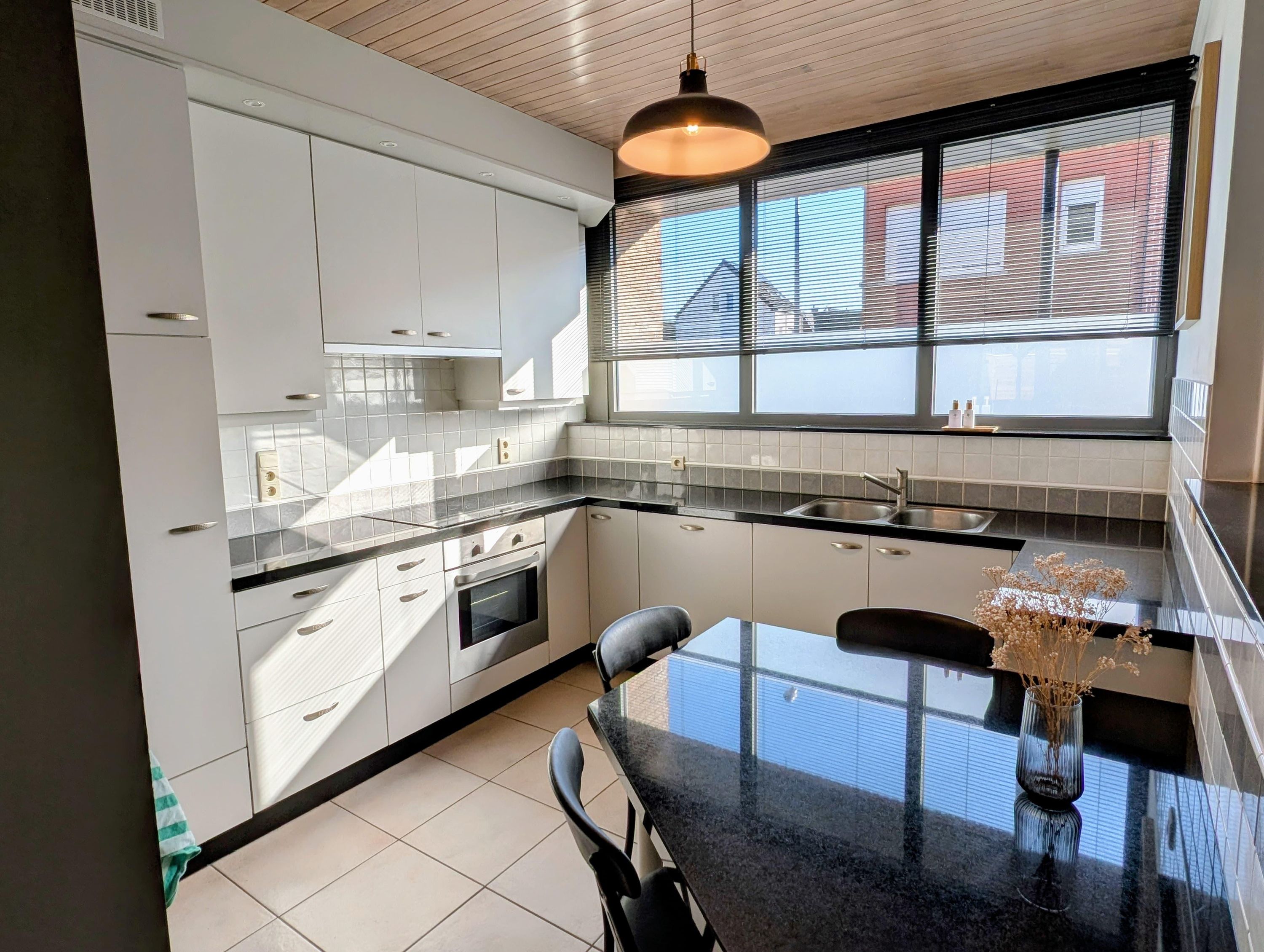 Instapklare woning met 4 slaapkamers en gunstige ligging  - foto 3