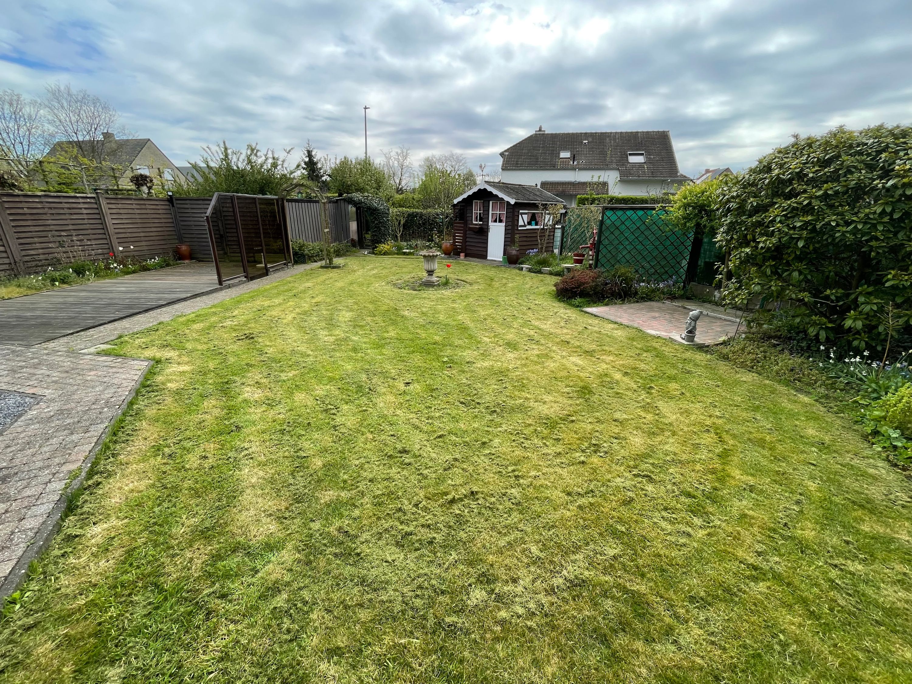 RUSTIG gelegen woning met 3 garages/werkplaats, binnenplaats en zuidelijk tuin - foto 3