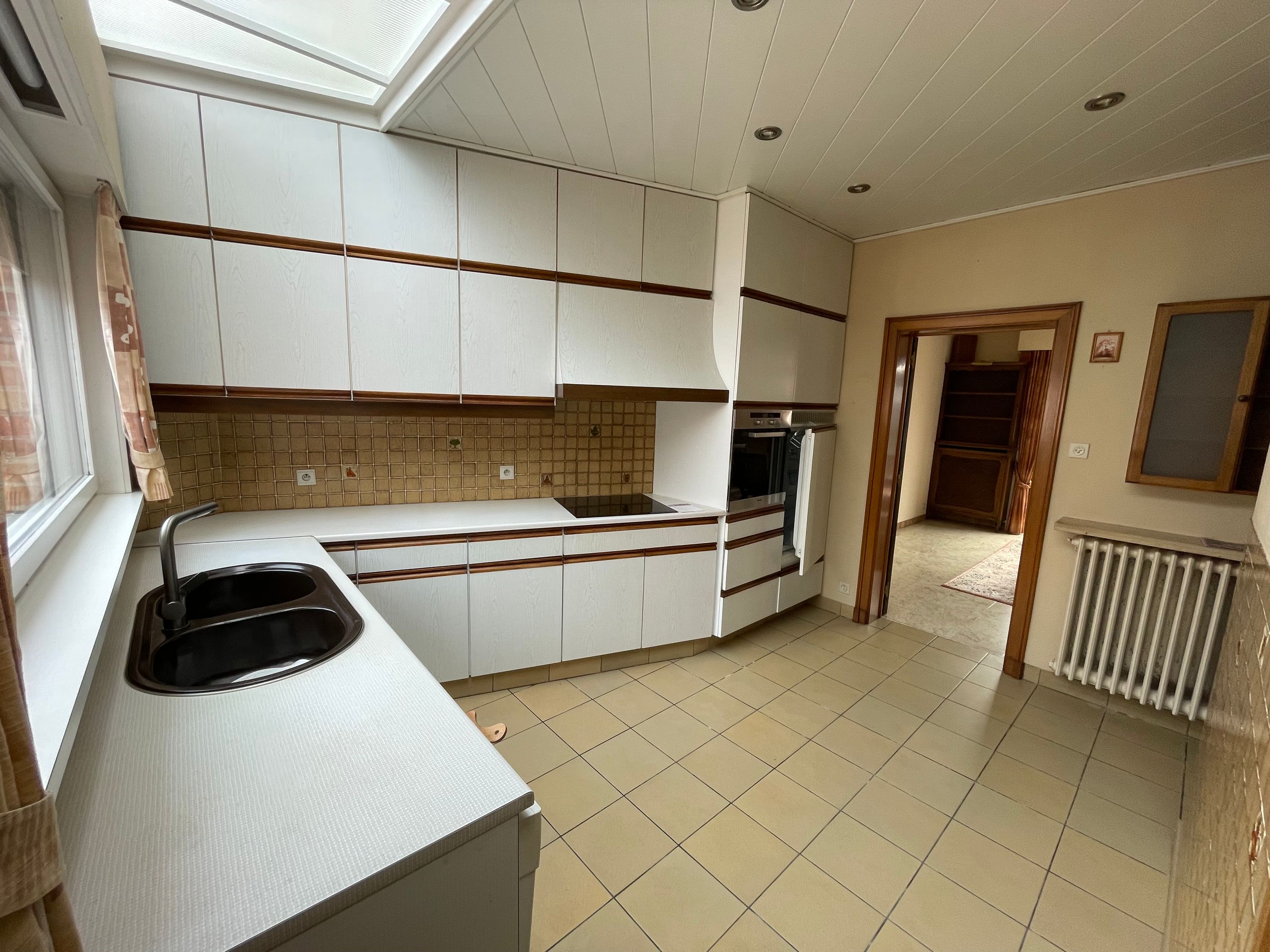 RUSTIG gelegen woning met 3 garages/werkplaats, binnenplaats en zuidelijk tuin - foto 5