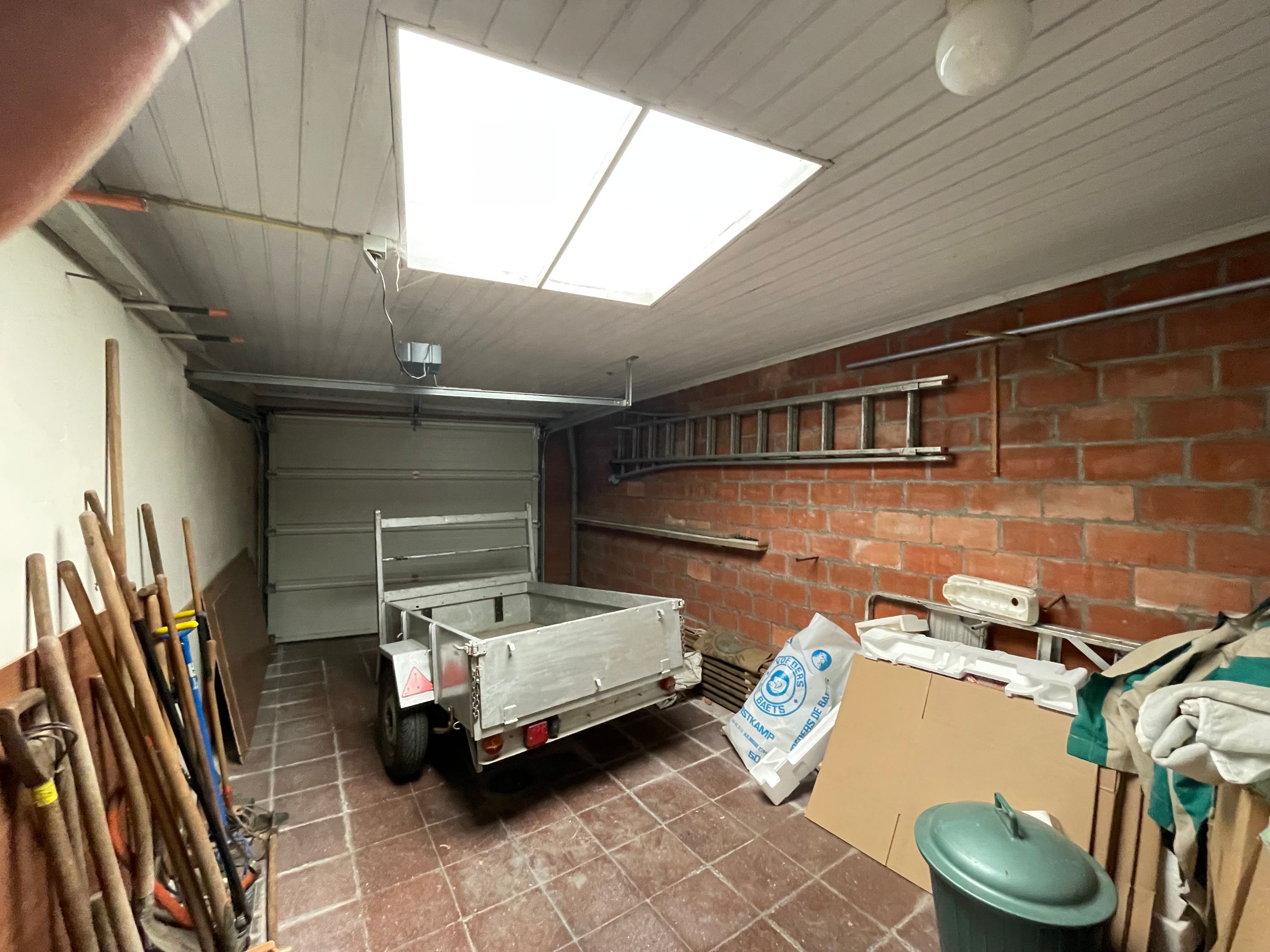 RUSTIG gelegen woning met 3 garages/werkplaats, binnenplaats en zuidelijk tuin - foto 4