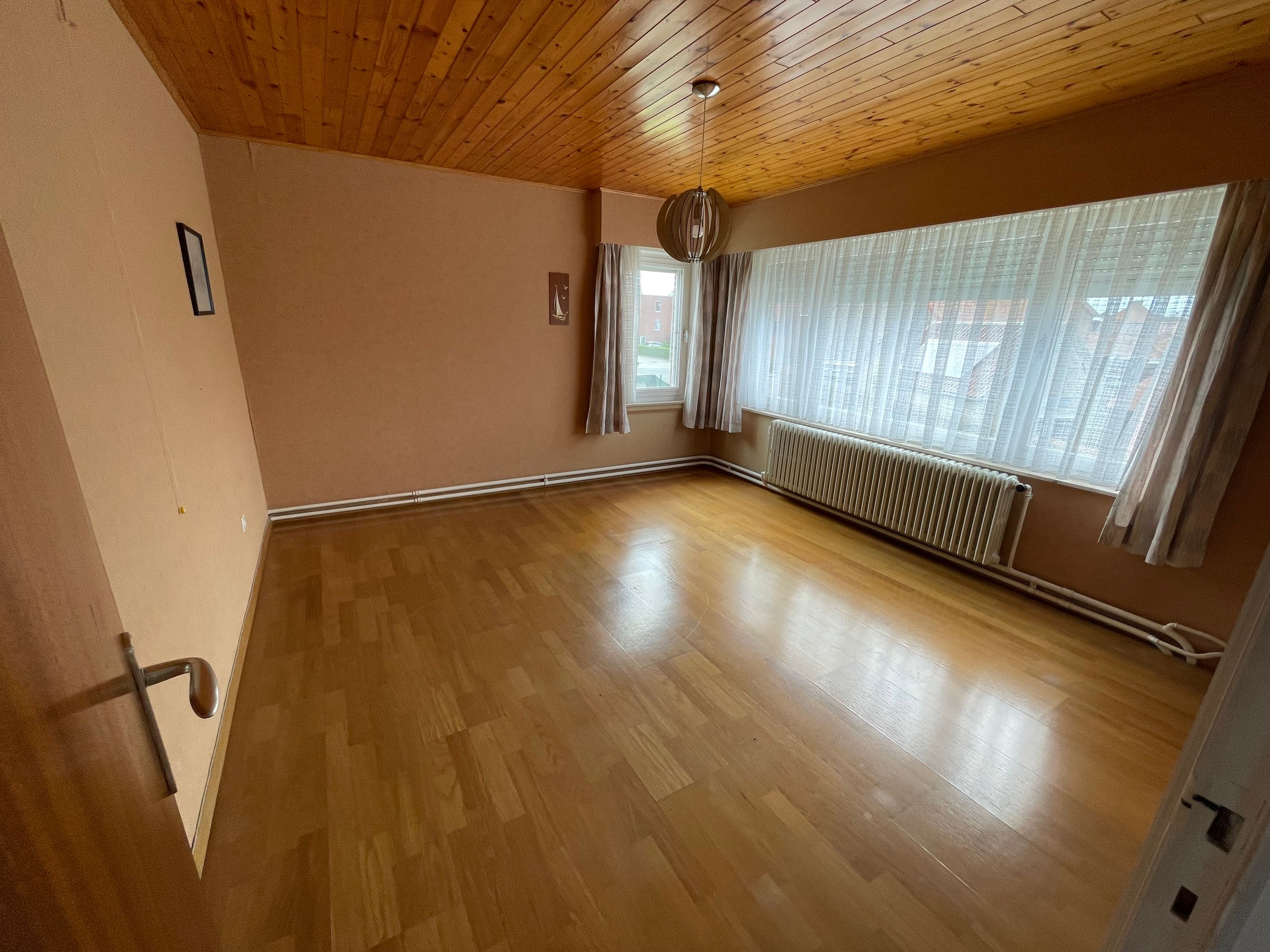 RUSTIG gelegen woning met 3 garages/werkplaats, binnenplaats en zuidelijk tuin - foto 6