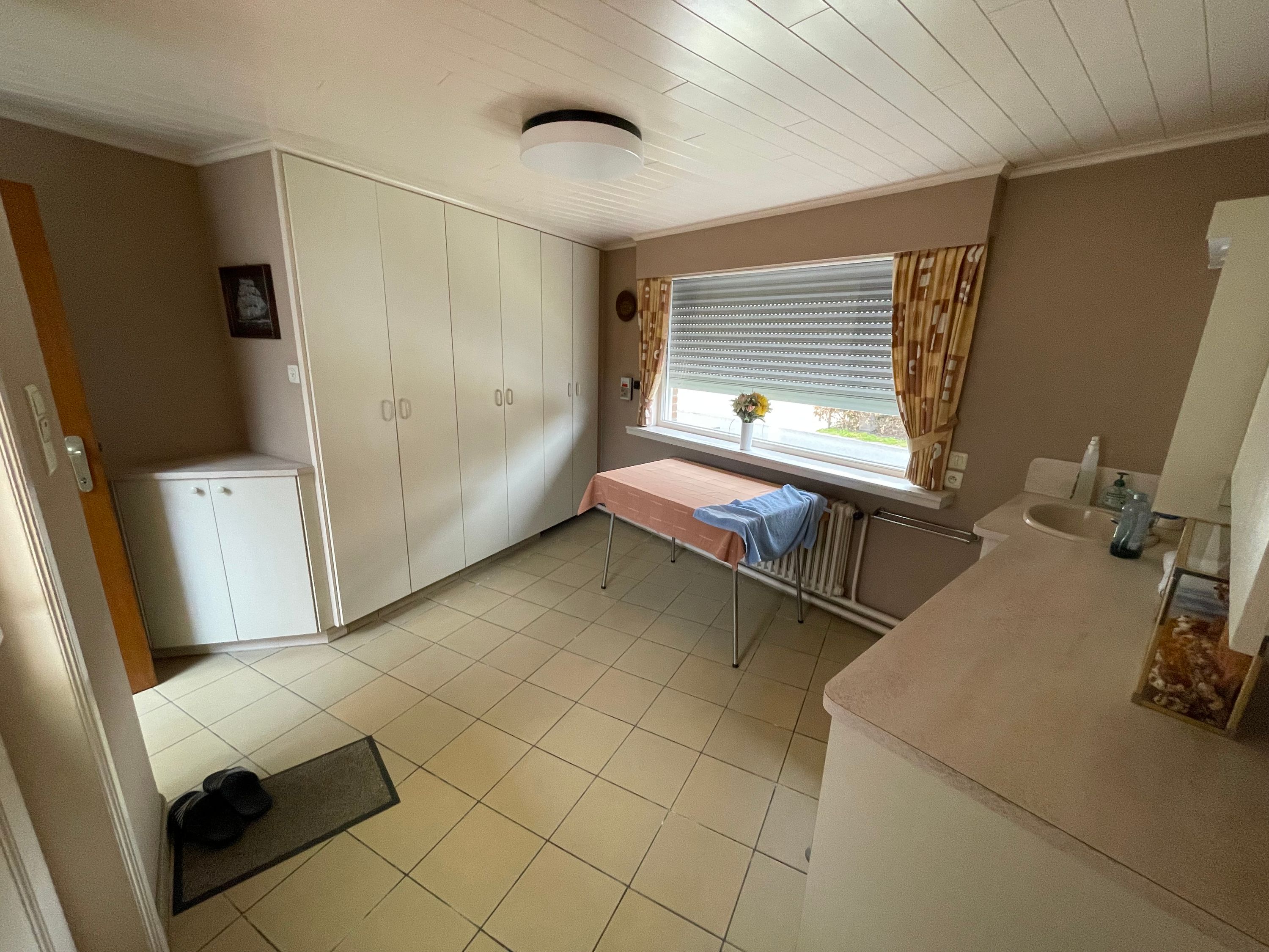 RUSTIG gelegen woning met 3 garages/werkplaats, binnenplaats en zuidelijk tuin - foto 9