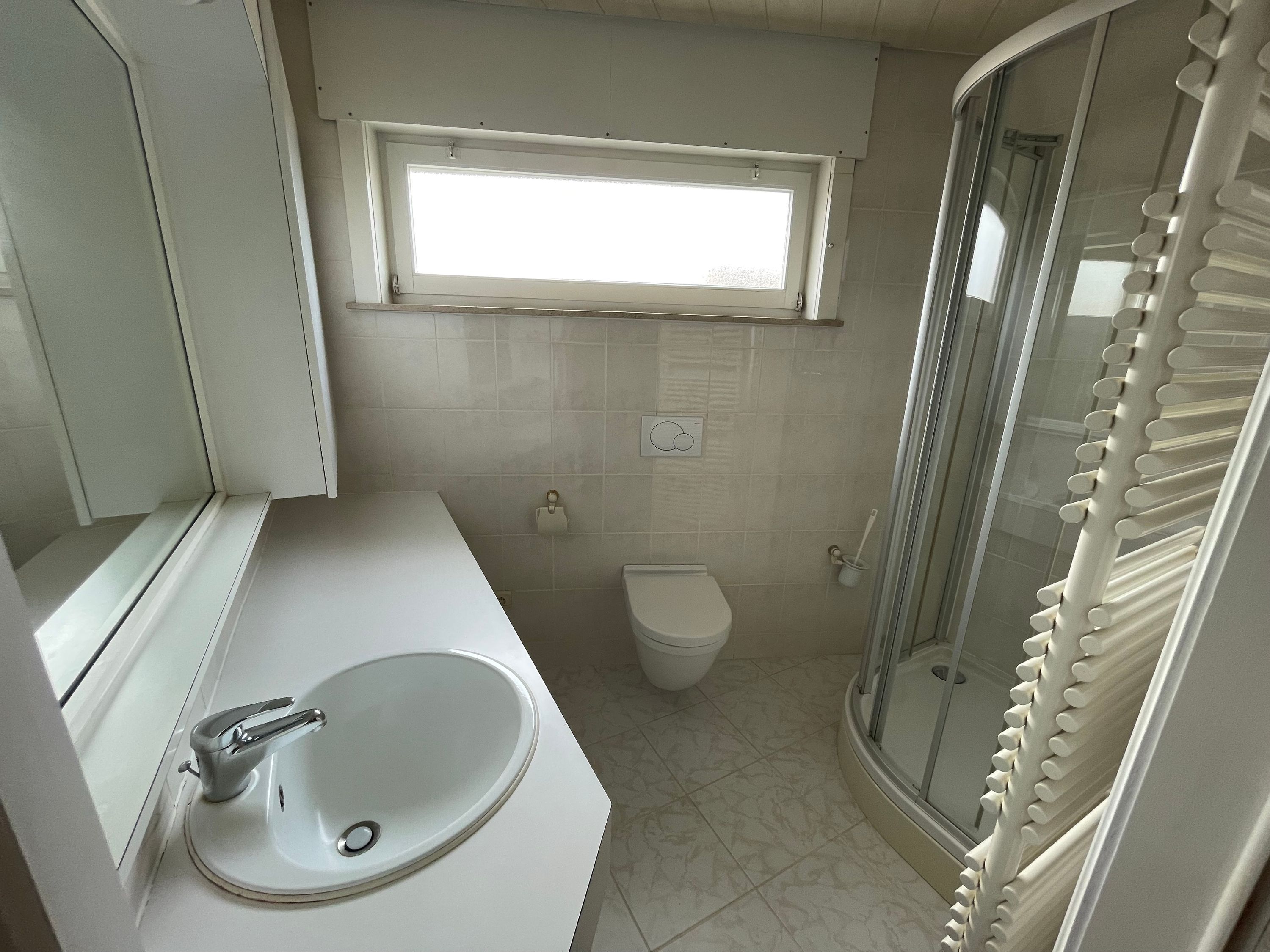 RUSTIG gelegen woning met 3 garages/werkplaats, binnenplaats en zuidelijk tuin - foto 7