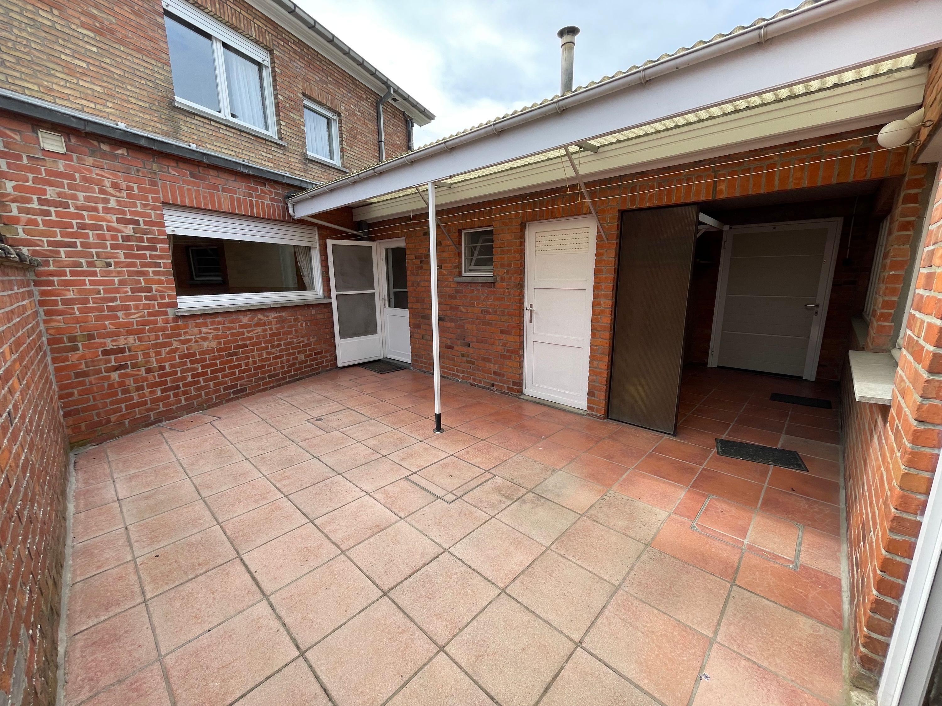 RUSTIG gelegen woning met 3 garages/werkplaats, binnenplaats en zuidelijk tuin - foto 10