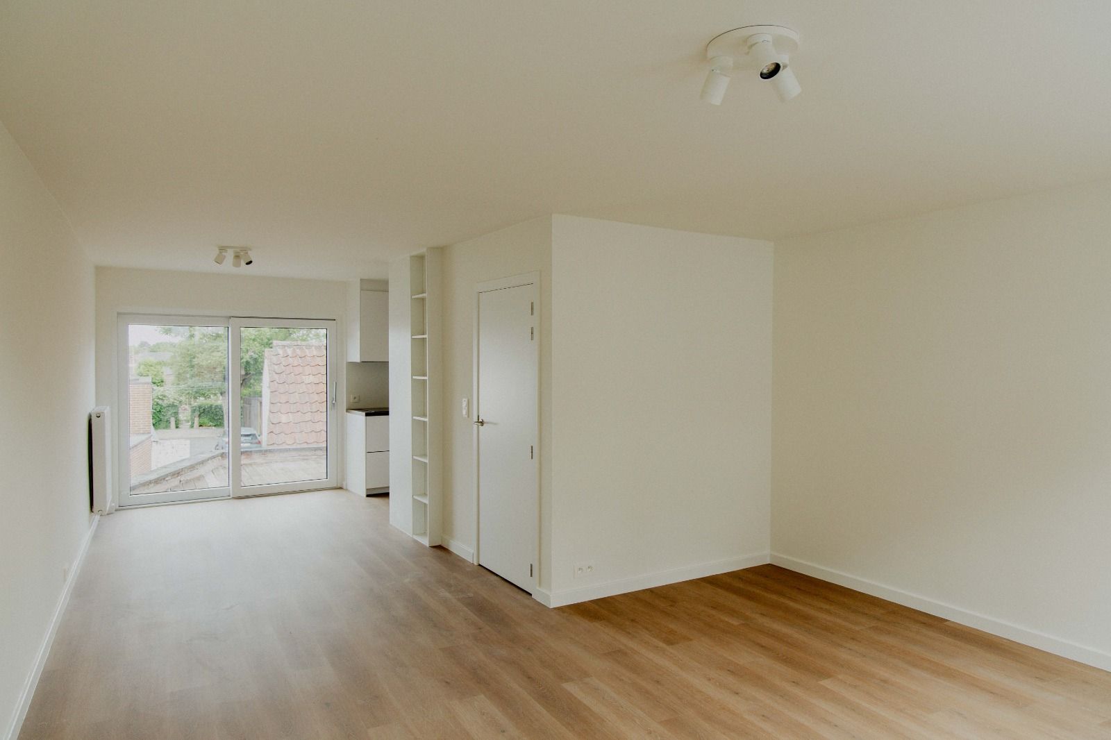 Instapklare woning met 3 slaapkamers, garage en terras  - foto 2