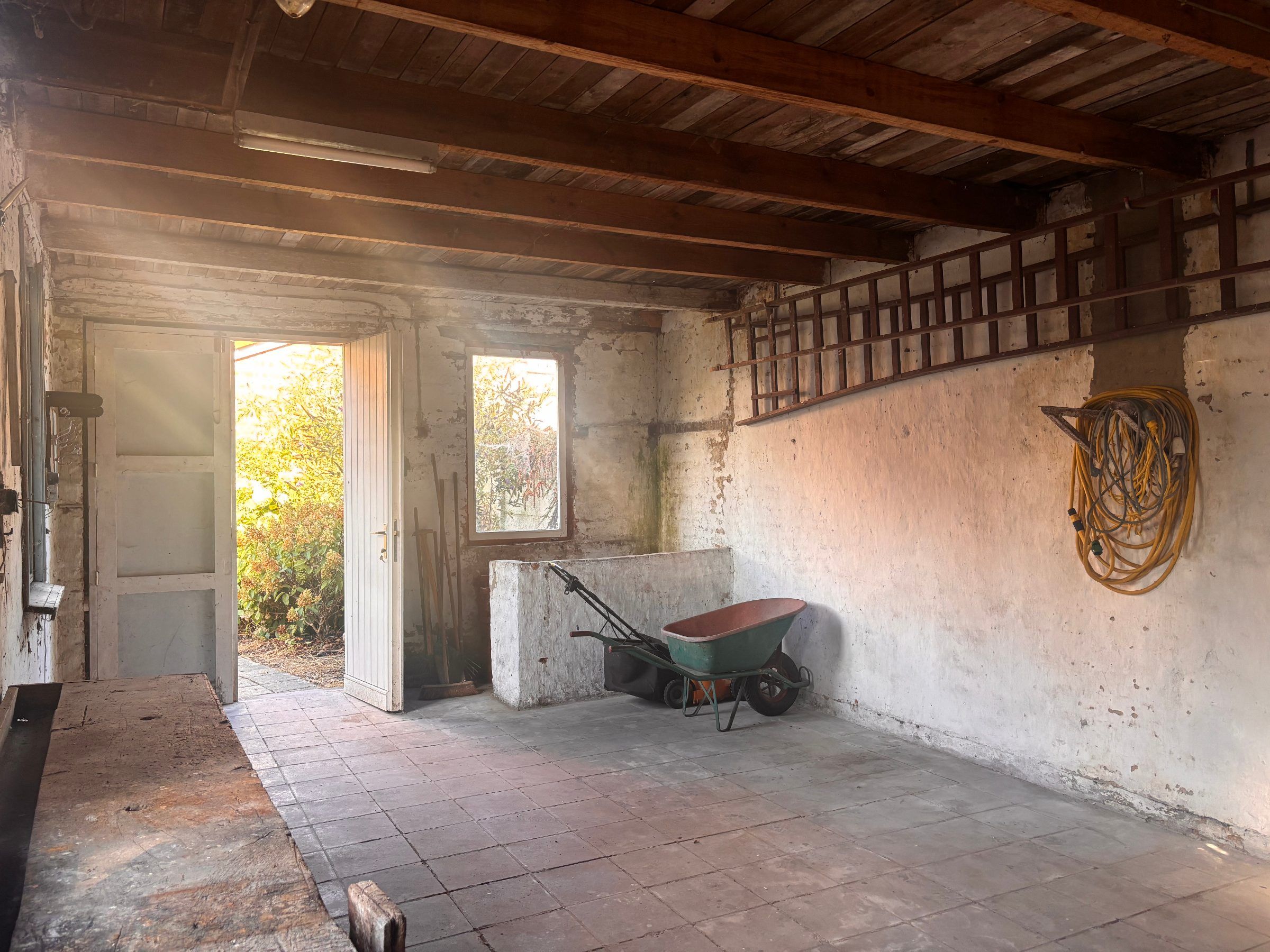 Ruime renovatiewoning met tuin, garage en bijgebouw - foto 21