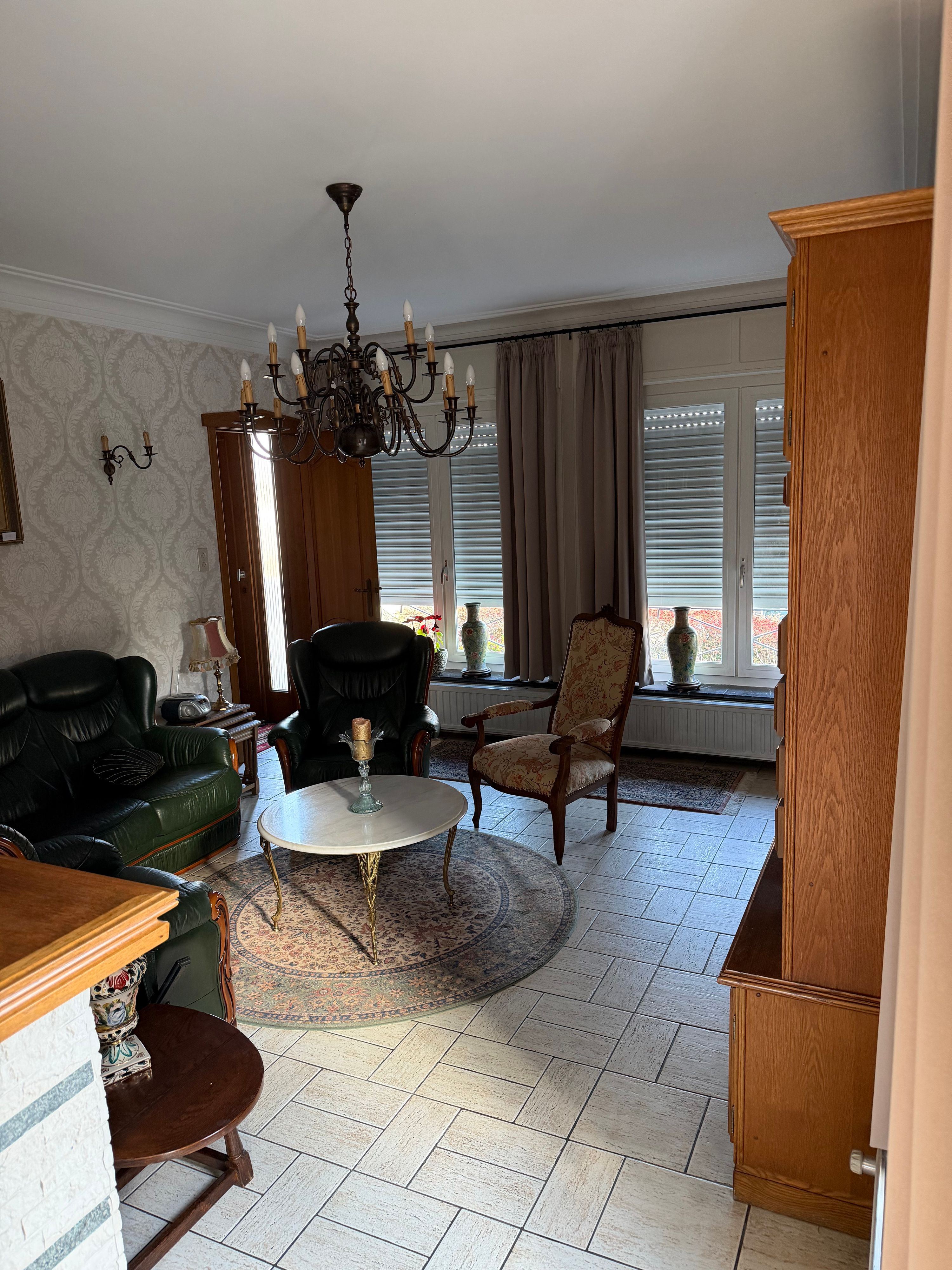 Halfopen gezinswoning met oprit en tuin, perfect gelegen, net buiten het centrum - foto 2