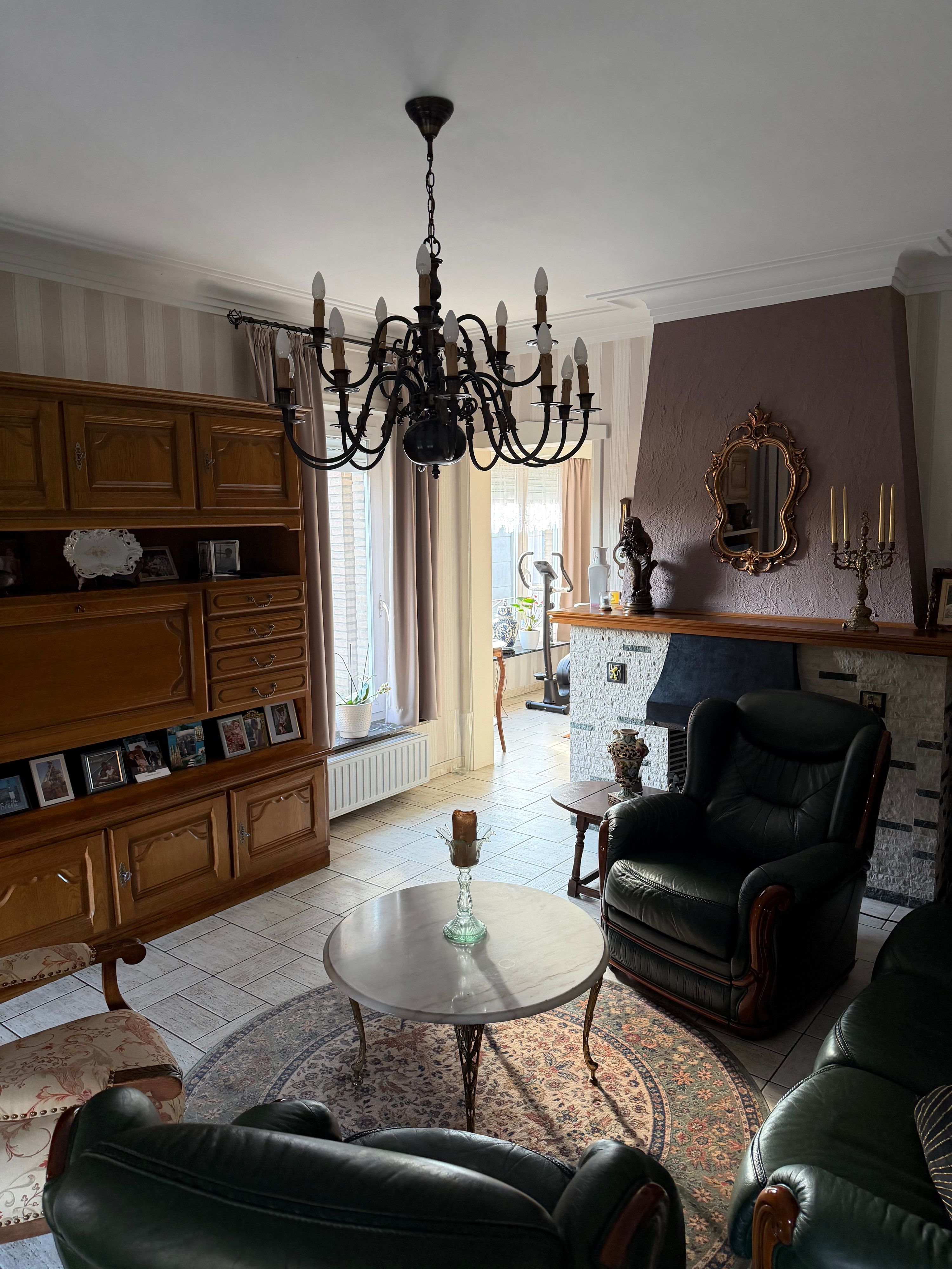 Halfopen gezinswoning met oprit en tuin, perfect gelegen, net buiten het centrum - foto 3