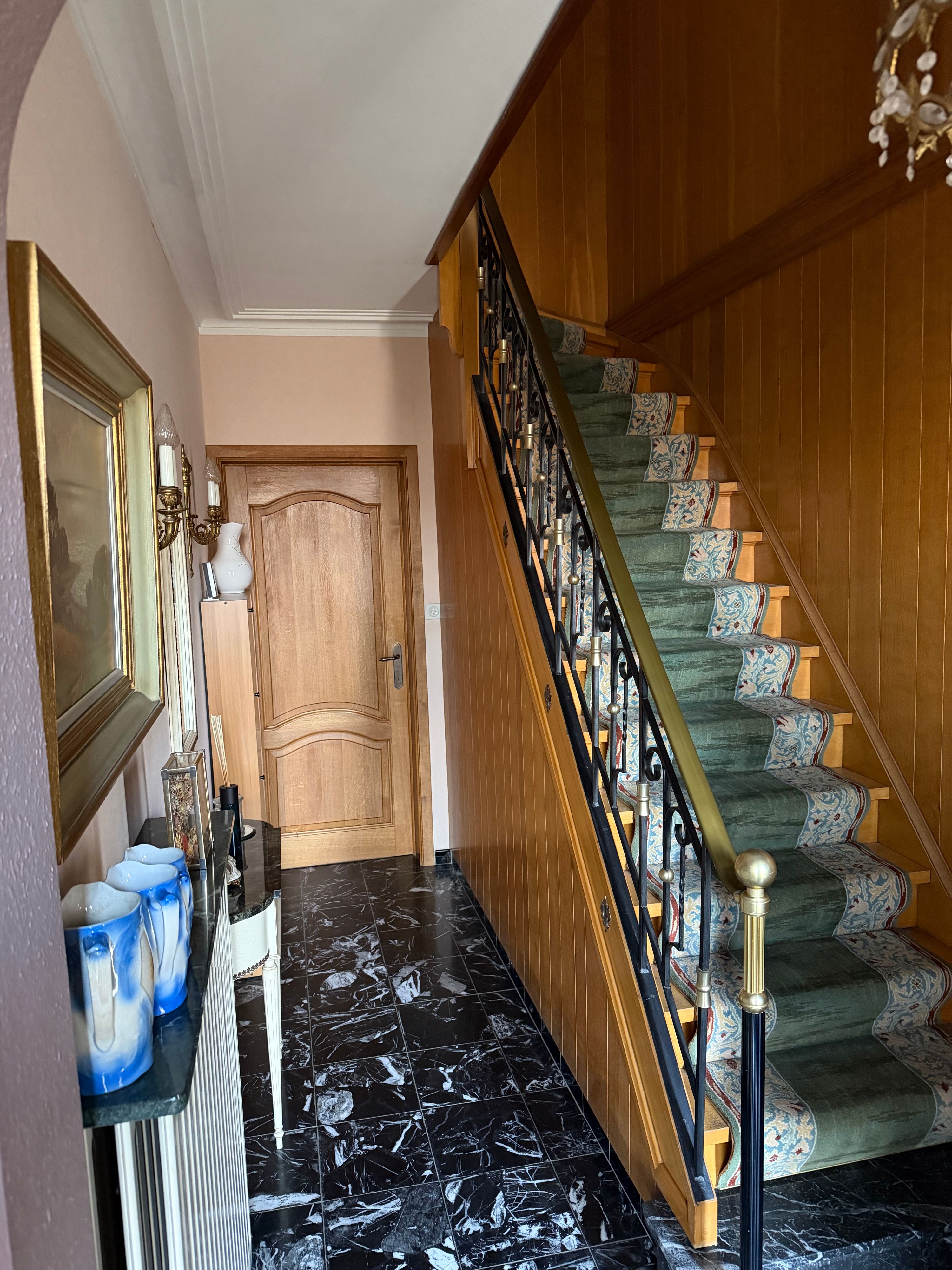 Halfopen gezinswoning met oprit en tuin, perfect gelegen, net buiten het centrum - foto 4