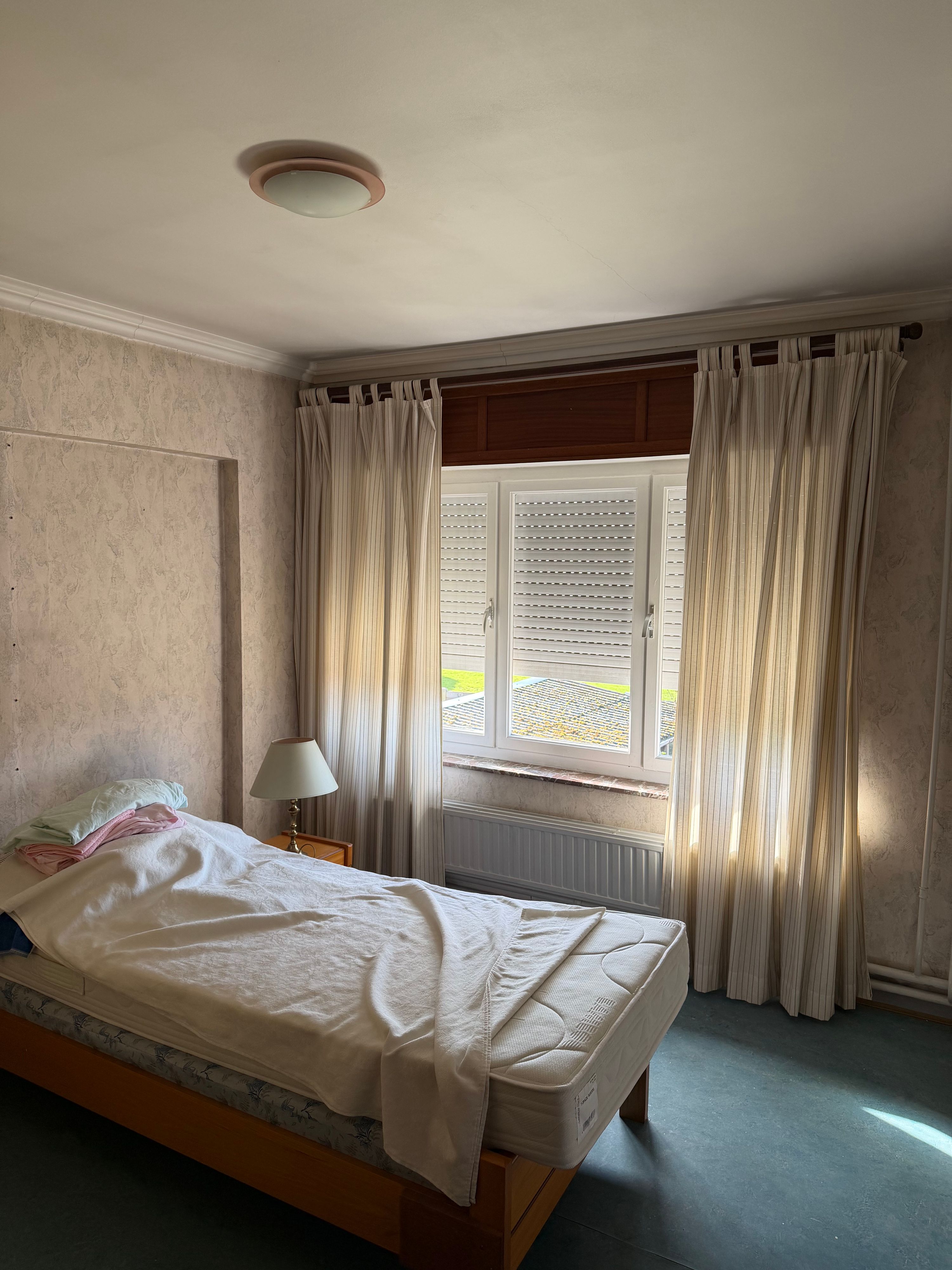 Halfopen gezinswoning met oprit en tuin, perfect gelegen, net buiten het centrum - foto 6