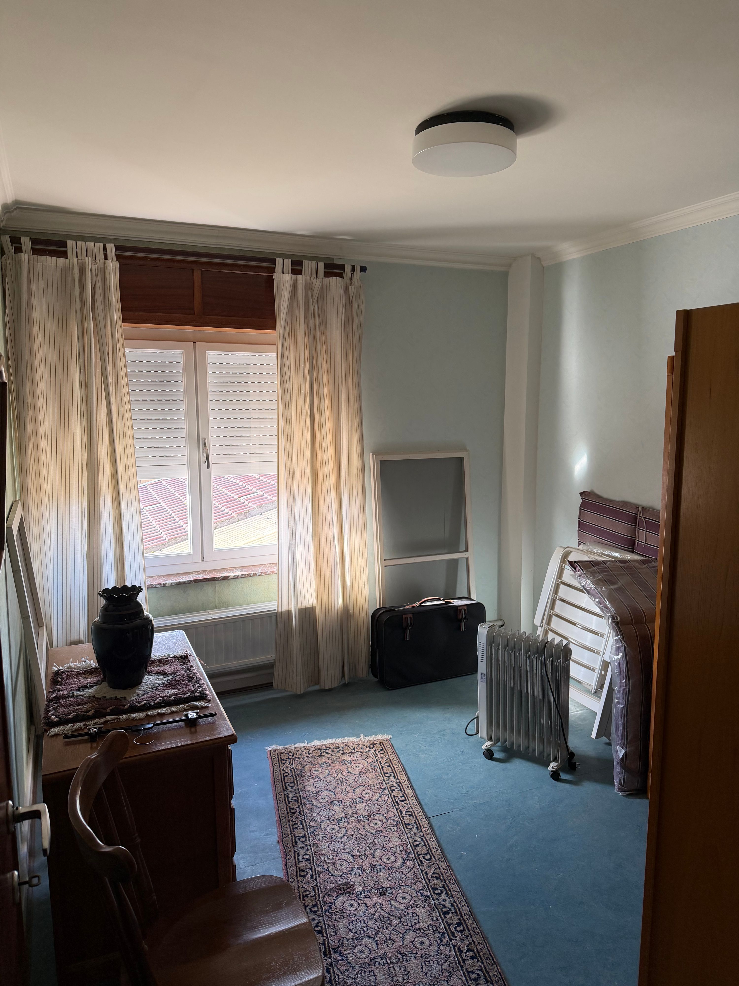 Halfopen gezinswoning met oprit en tuin, perfect gelegen, net buiten het centrum - foto 5