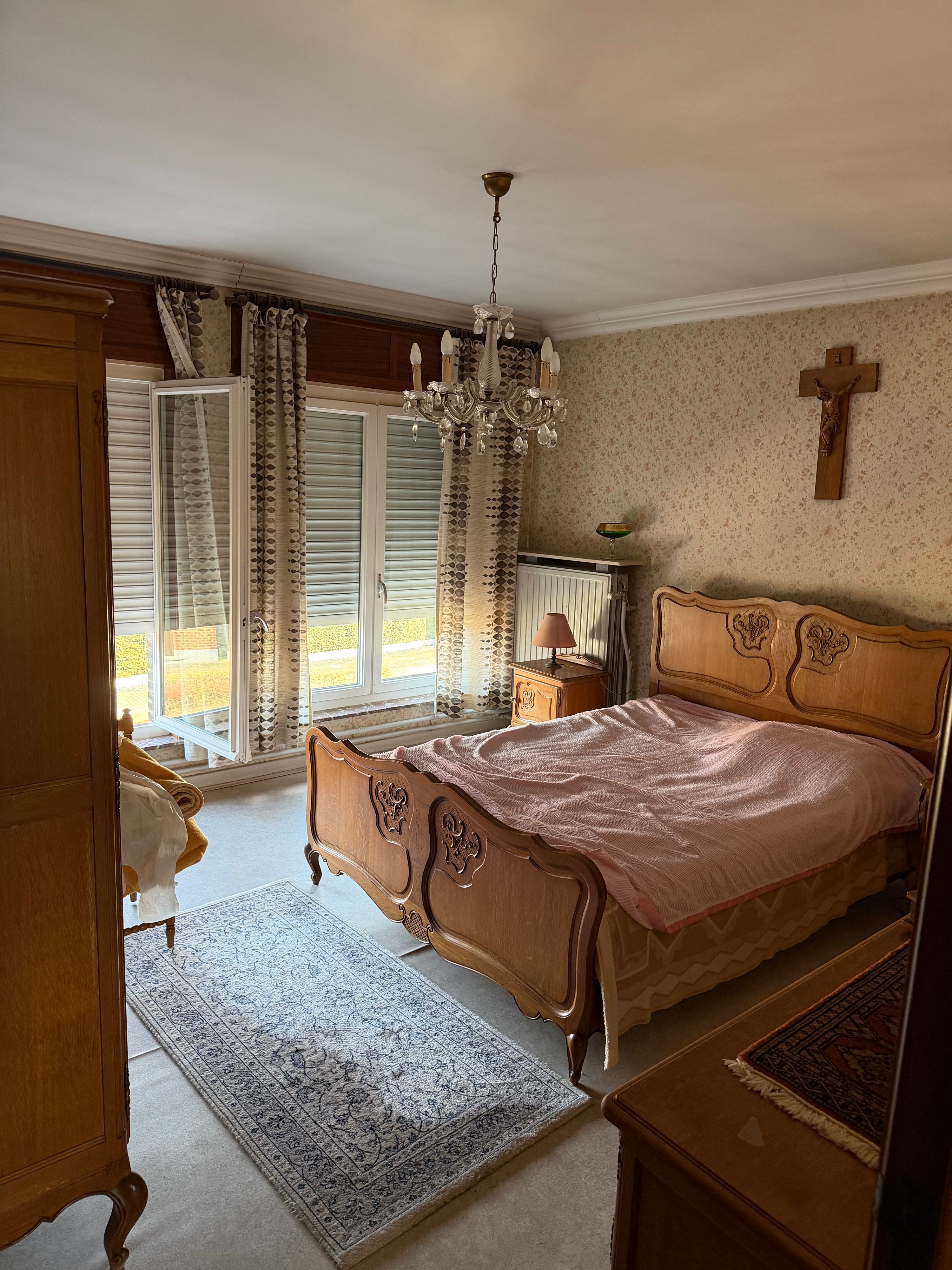 Halfopen gezinswoning met oprit en tuin, perfect gelegen, net buiten het centrum - foto 7