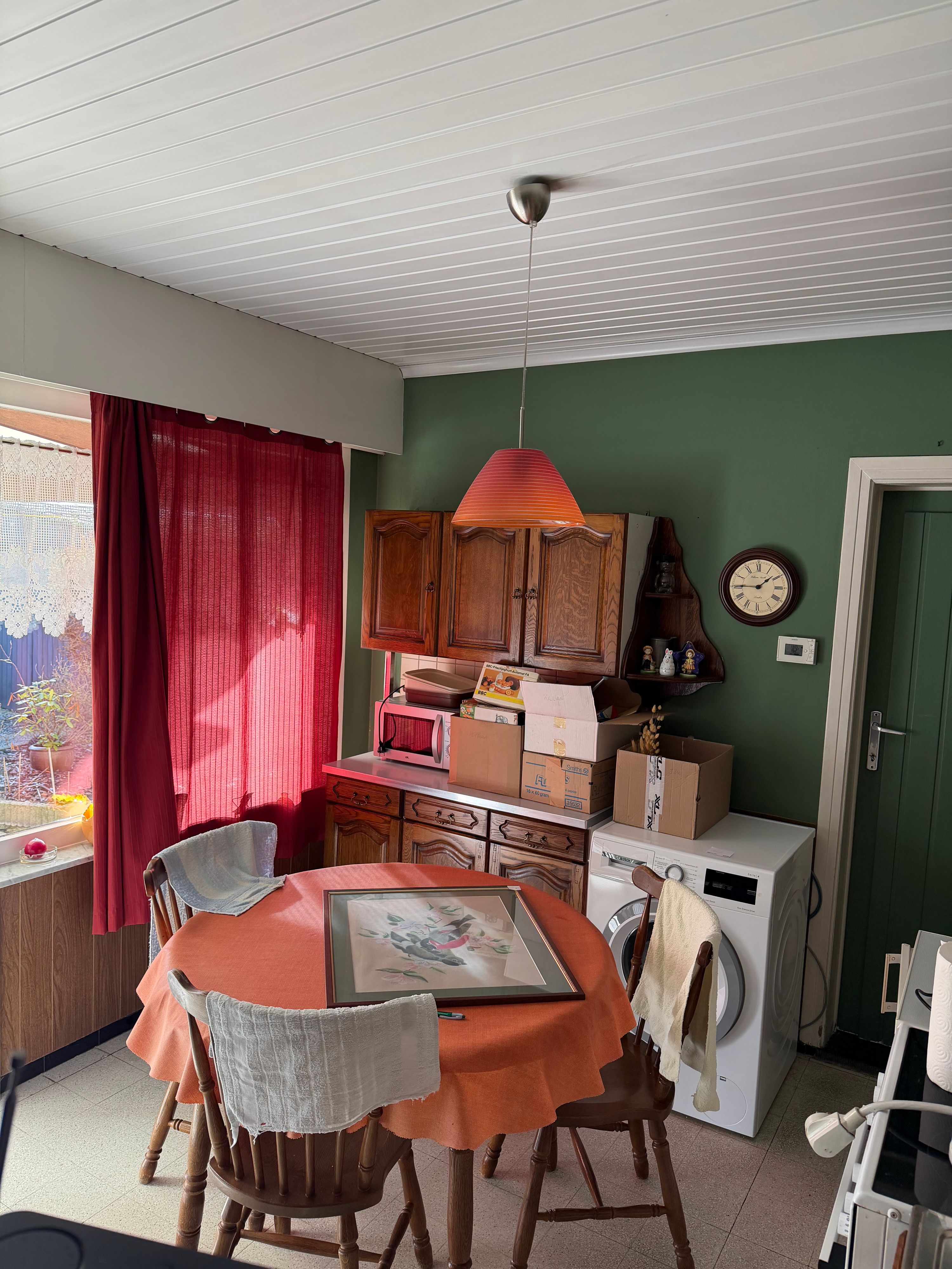 Halfopen gezinswoning met oprit en tuin, perfect gelegen, net buiten het centrum - foto 8