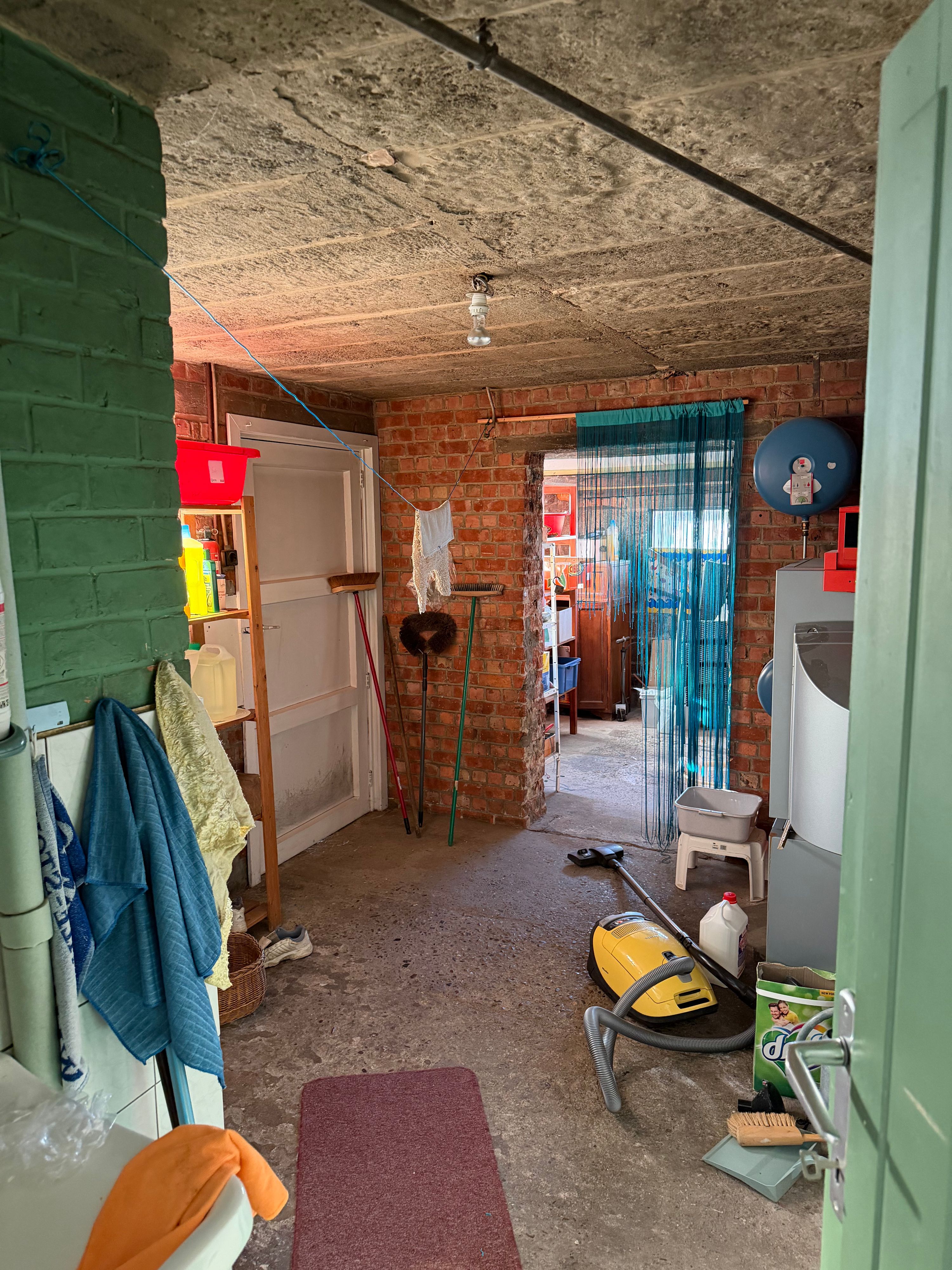 Halfopen gezinswoning met oprit en tuin, perfect gelegen, net buiten het centrum - foto 9