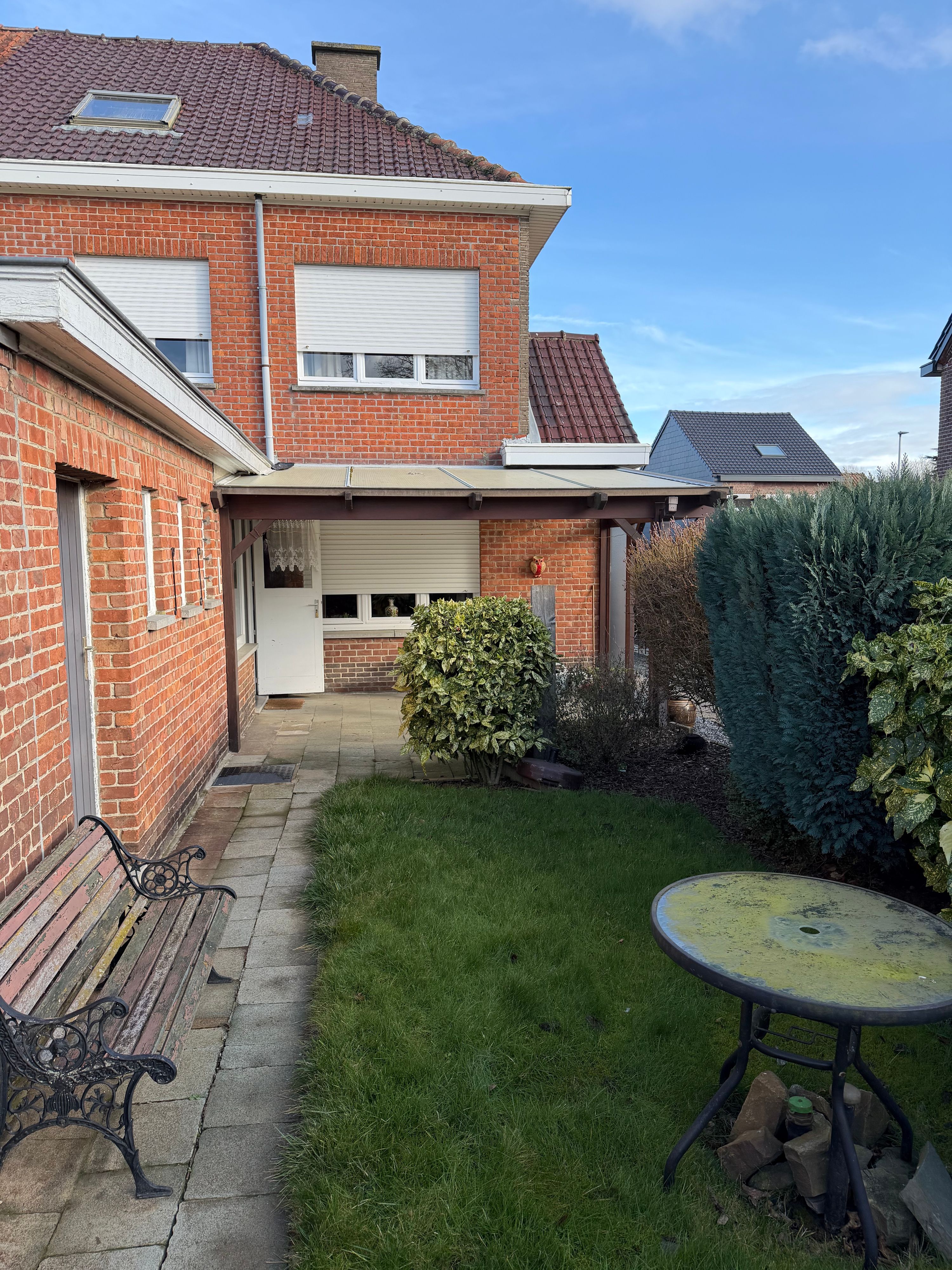 Halfopen gezinswoning met oprit en tuin, perfect gelegen, net buiten het centrum - foto 10