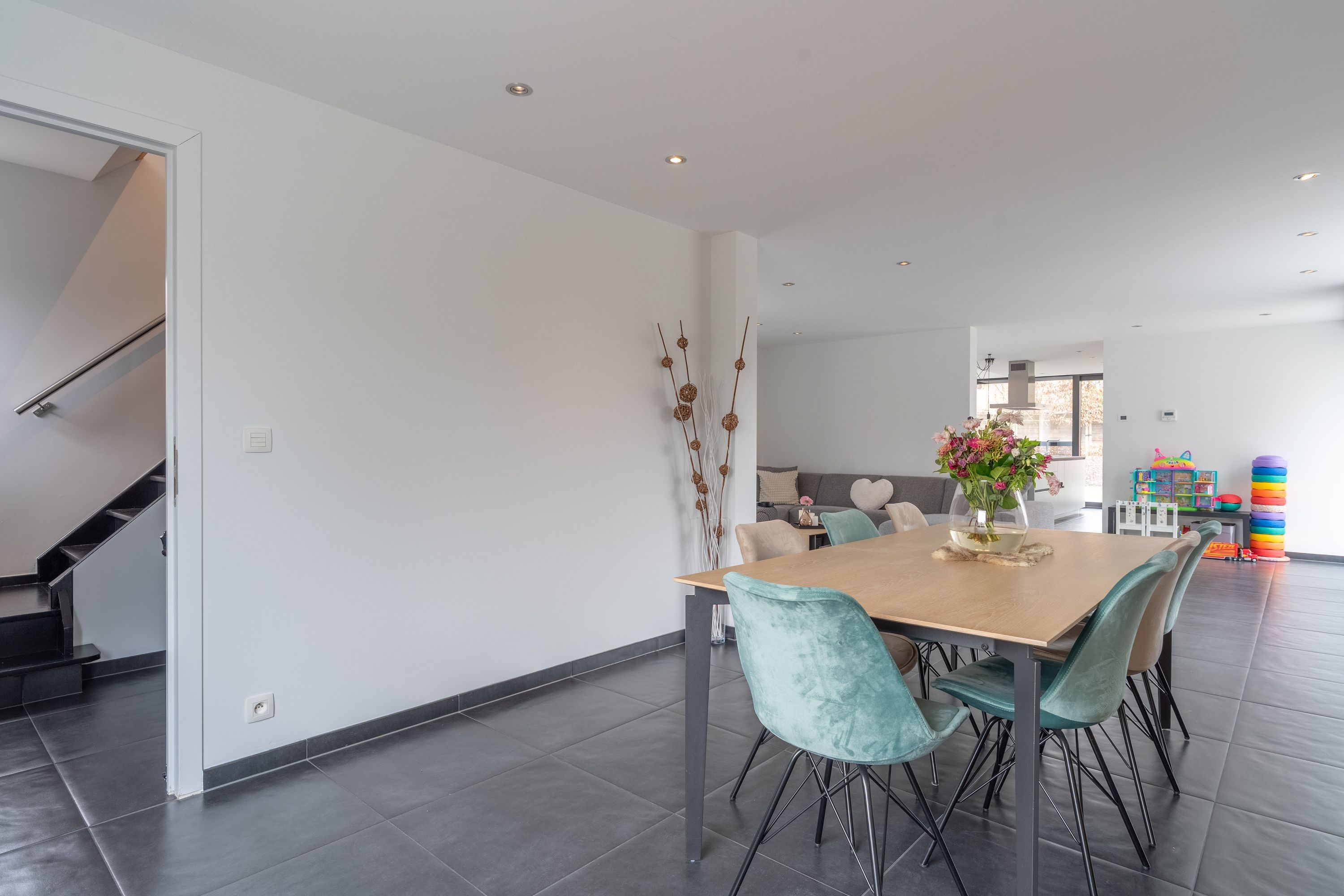 Vrijstaande, gerenoveerde, instapklare woning met 3 slaapkamers en aparte garage - foto 2