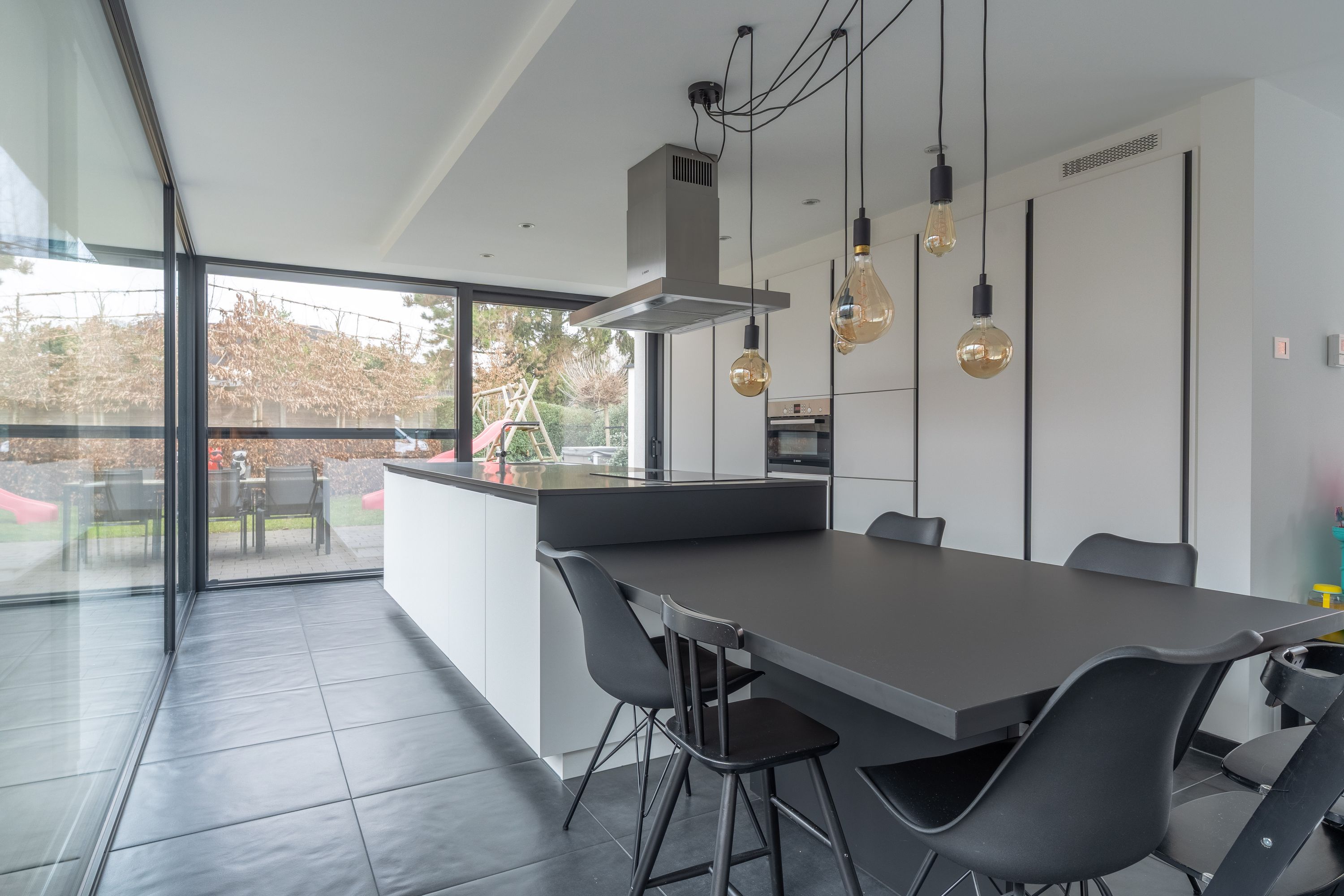 Vrijstaande, gerenoveerde, instapklare woning met 3 slaapkamers en aparte garage - foto 3