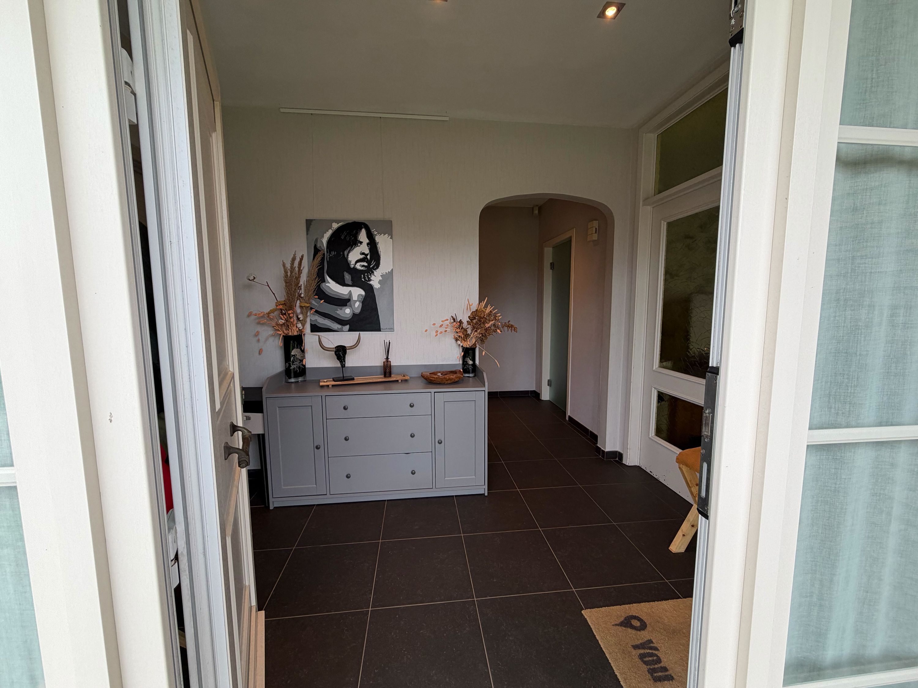 Prachtig afgewerkte woning met grote tuin in doodlopende straat. - foto 2