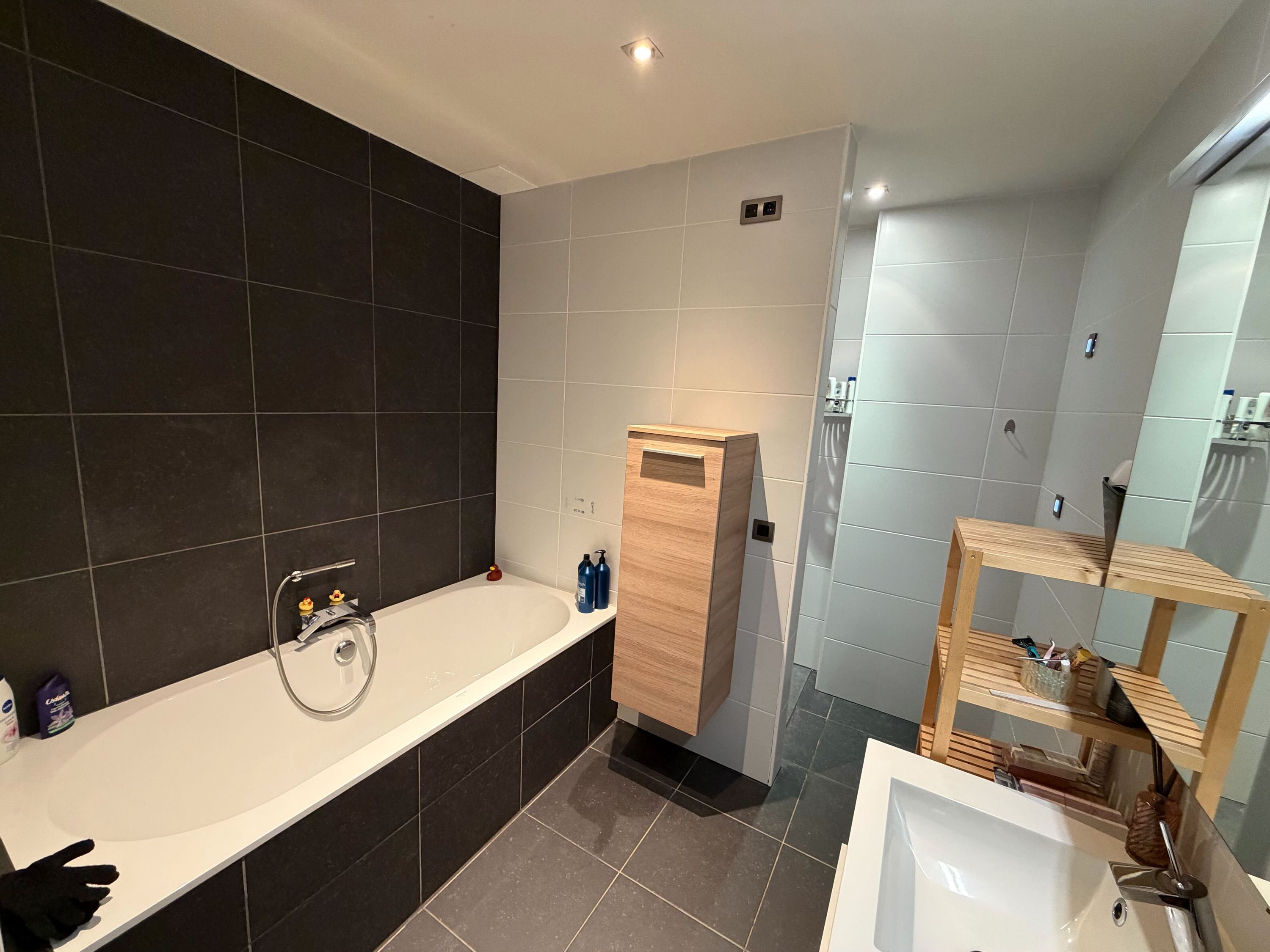 Prachtig afgewerkte woning met grote tuin in doodlopende straat. - foto 6