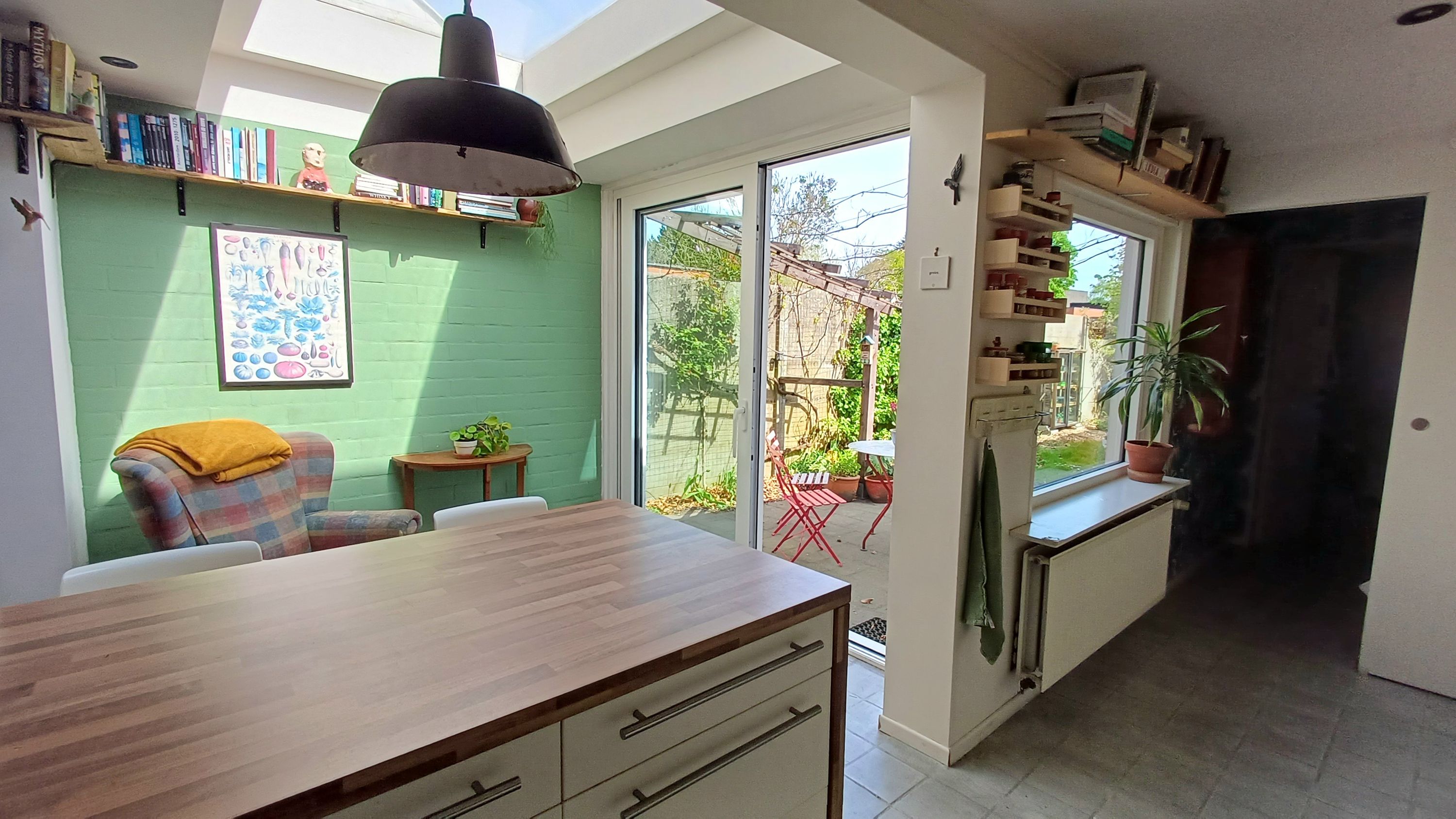 Karaktervolle halfopen woning met tuin, bureau en werkplaats  - foto 4