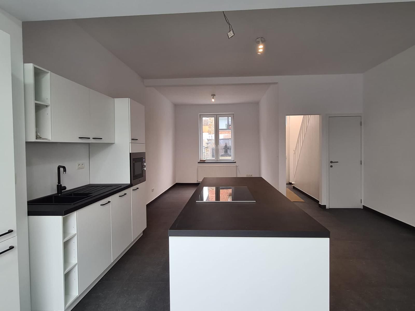 Pas gerenoveerd rijhuis te Landen met tuin en privéparking.  - foto 2