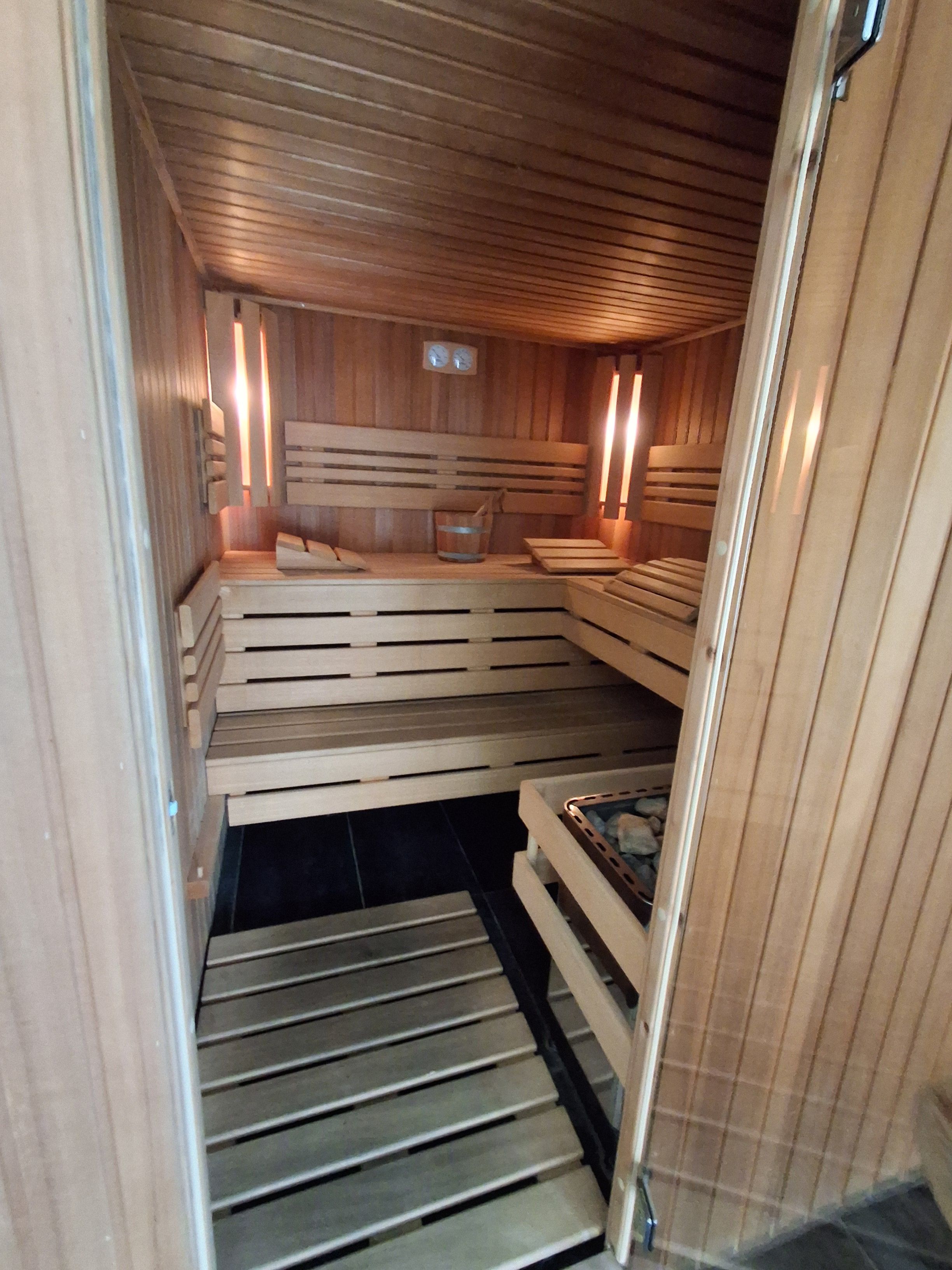 Uitzonderlijk ruime woning met zwembad en welness - foto 10
