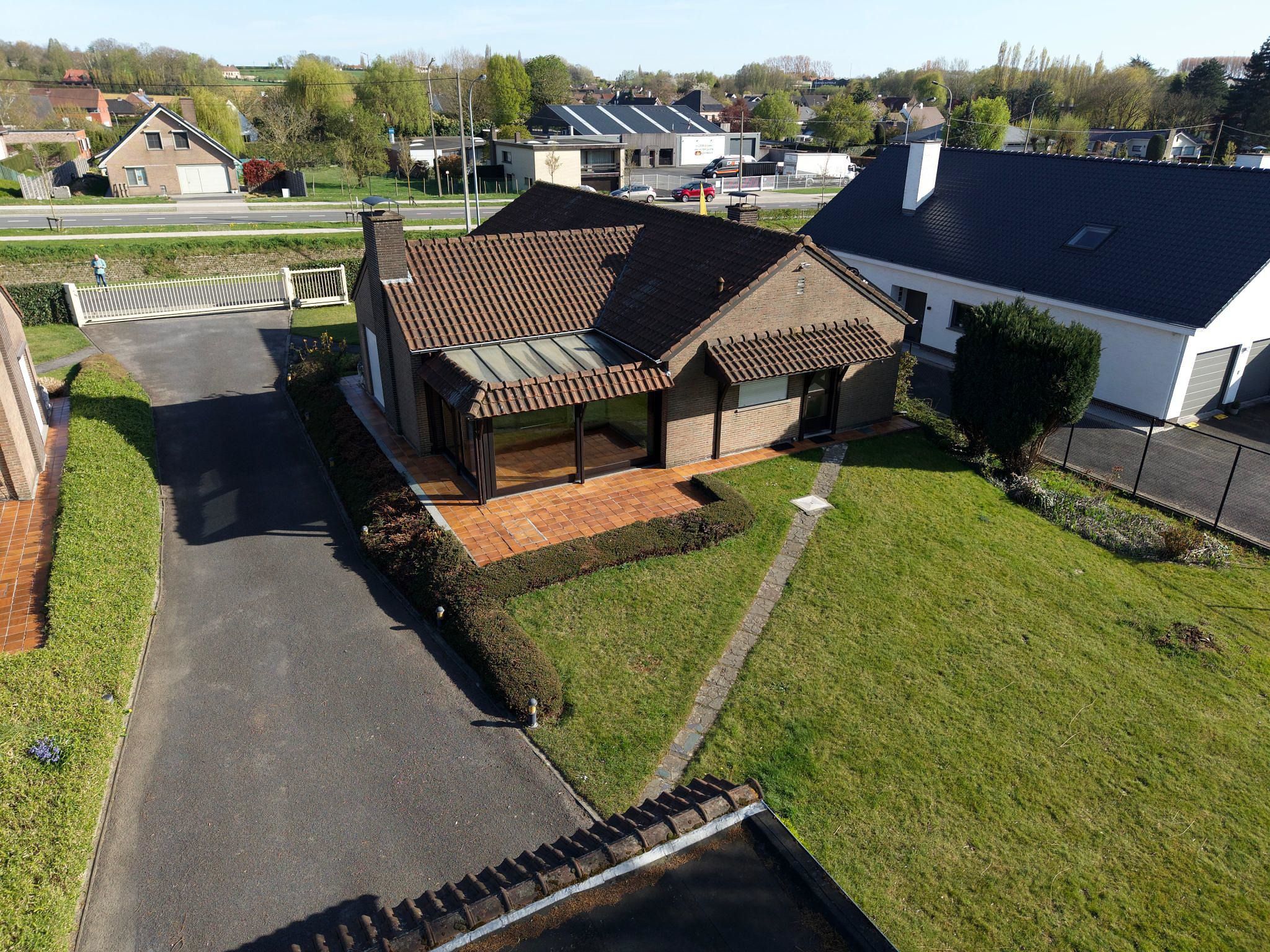 INSTAPKLARE GEZINSWONING MET 3 SLAAPKAMERS, ZONNEPANELEN EN 1.100 m² GROND  - foto 9