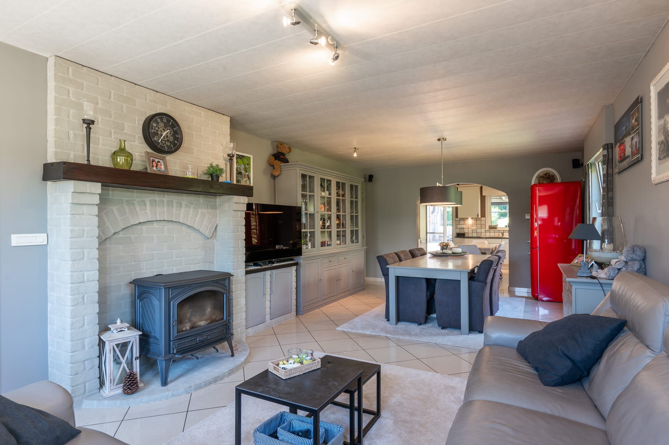  Ruime woning met 4 slpks, 1716m²opp, grote garage en zwembad - foto 3