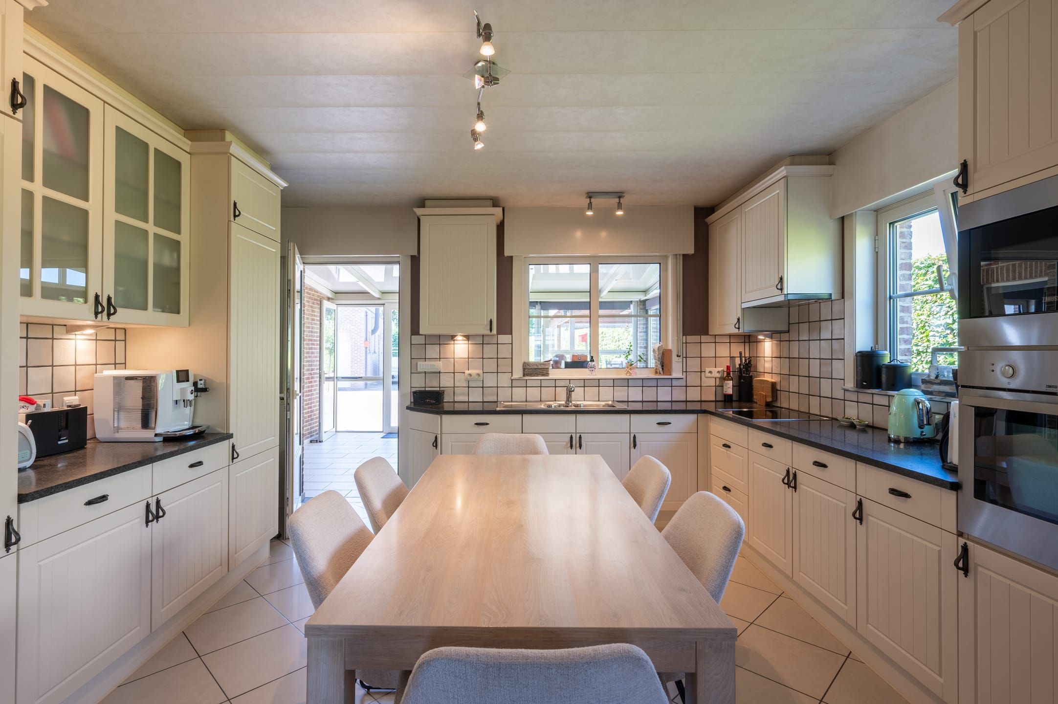  Ruime woning met 4 slpks, 1716m²opp, grote garage en zwembad - foto 2