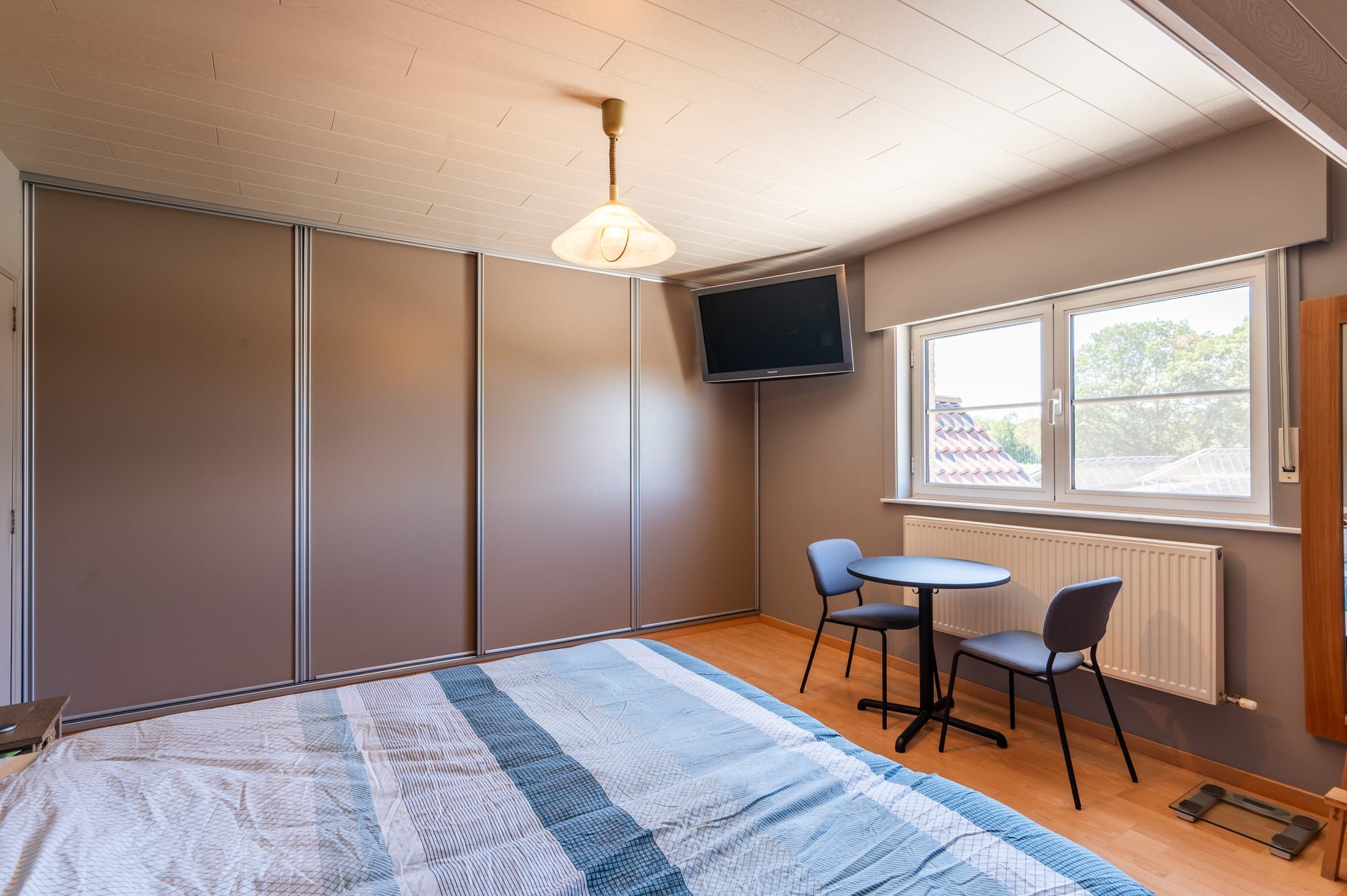  Ruime woning met 4 slpks, 1716m²opp, grote garage en zwembad - foto 6