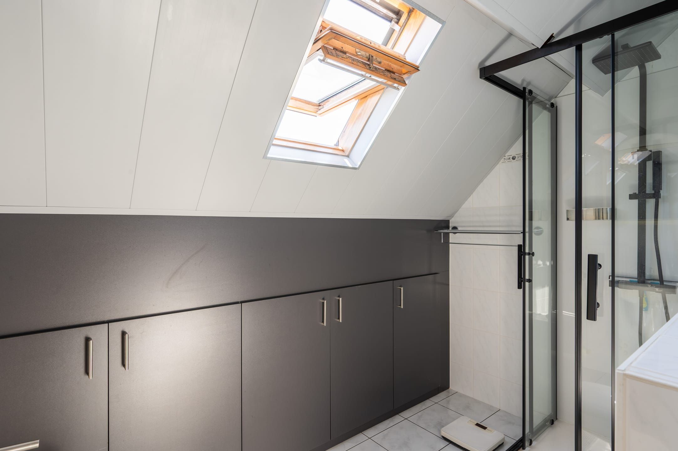  Ruime woning met 4 slpks, 1716m²opp, grote garage en zwembad - foto 7