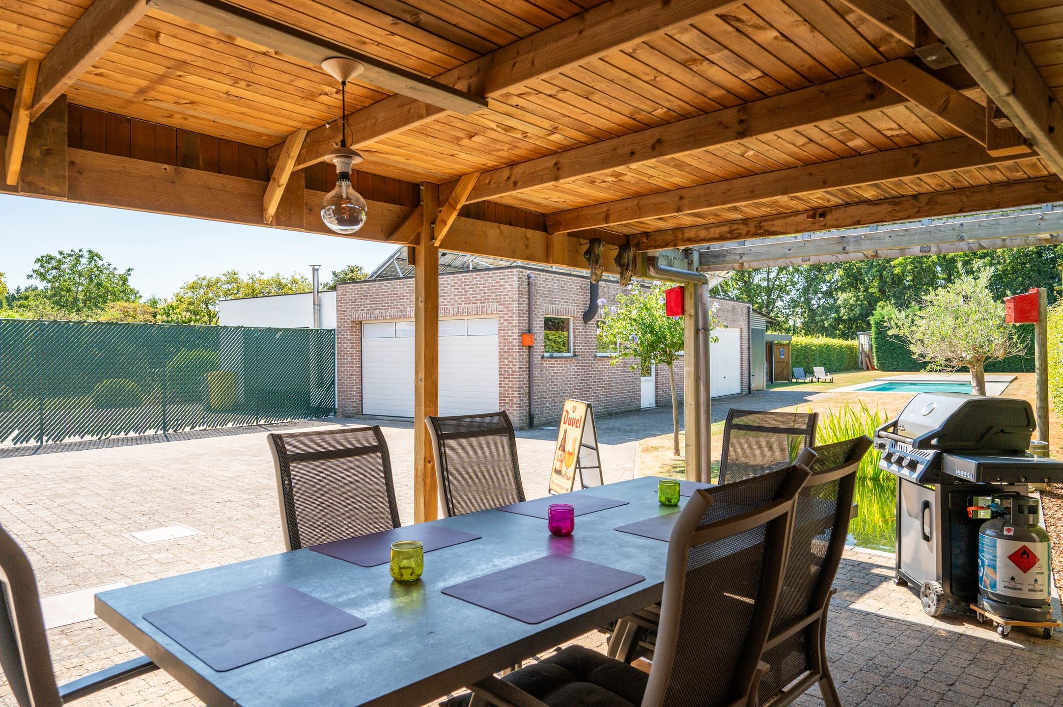  Ruime woning met 4 slpks, 1716m²opp, grote garage en zwembad - foto 8