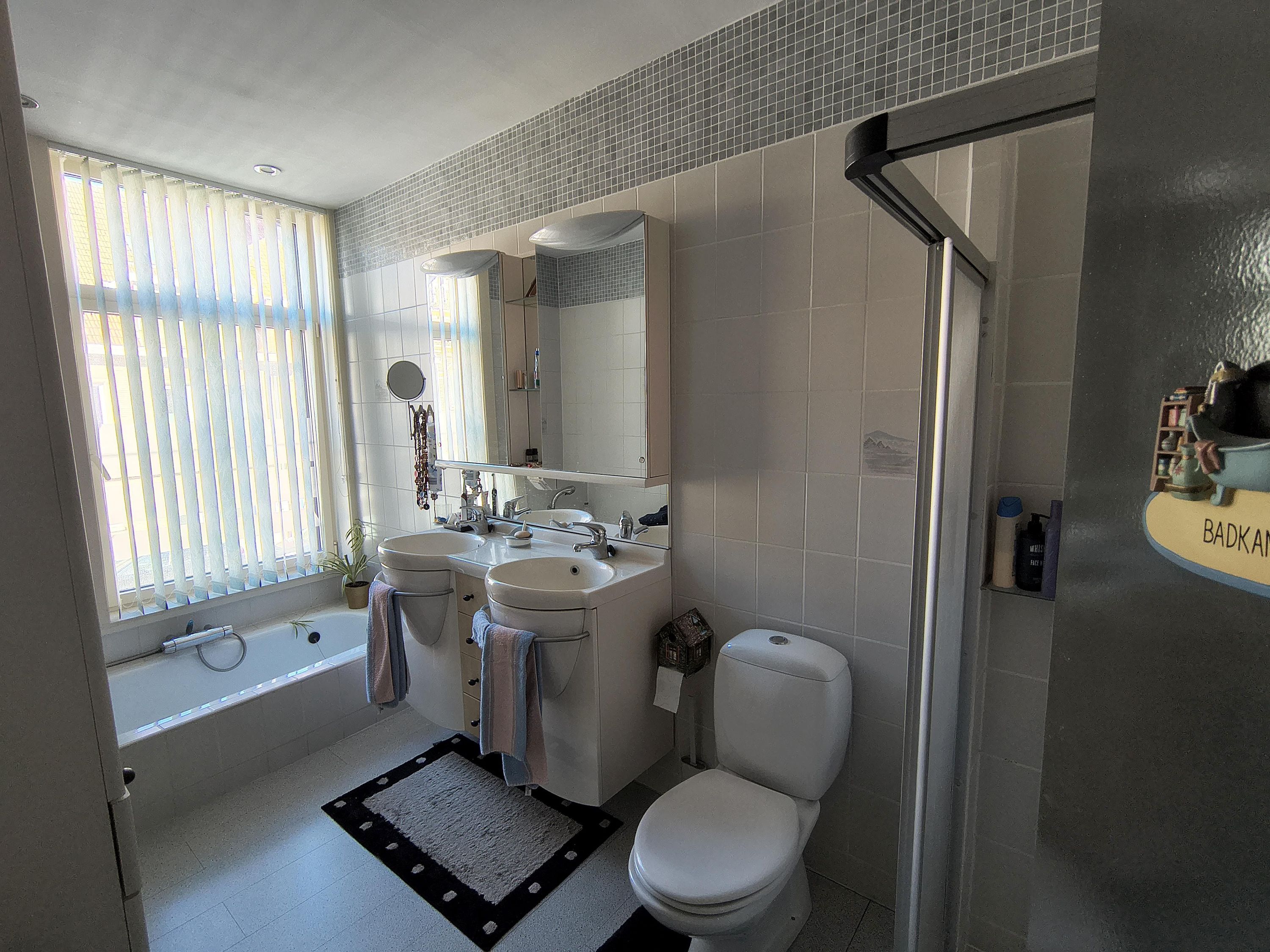 Instapklare rijwoning met garage en veel bergruimte - foto 8