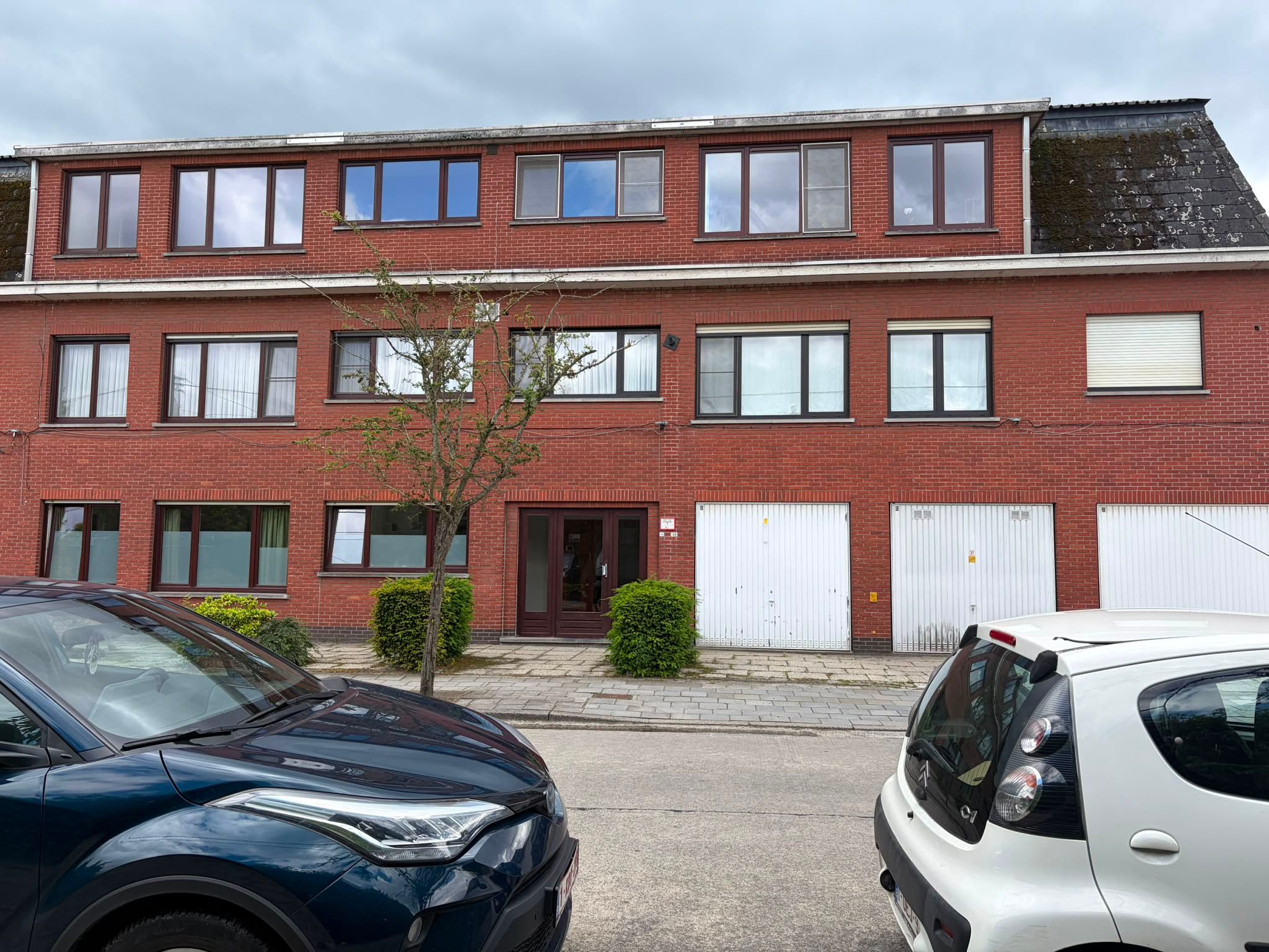Ruim appartement met 2 slaapkamers en garage in Oostakker   - foto 2
