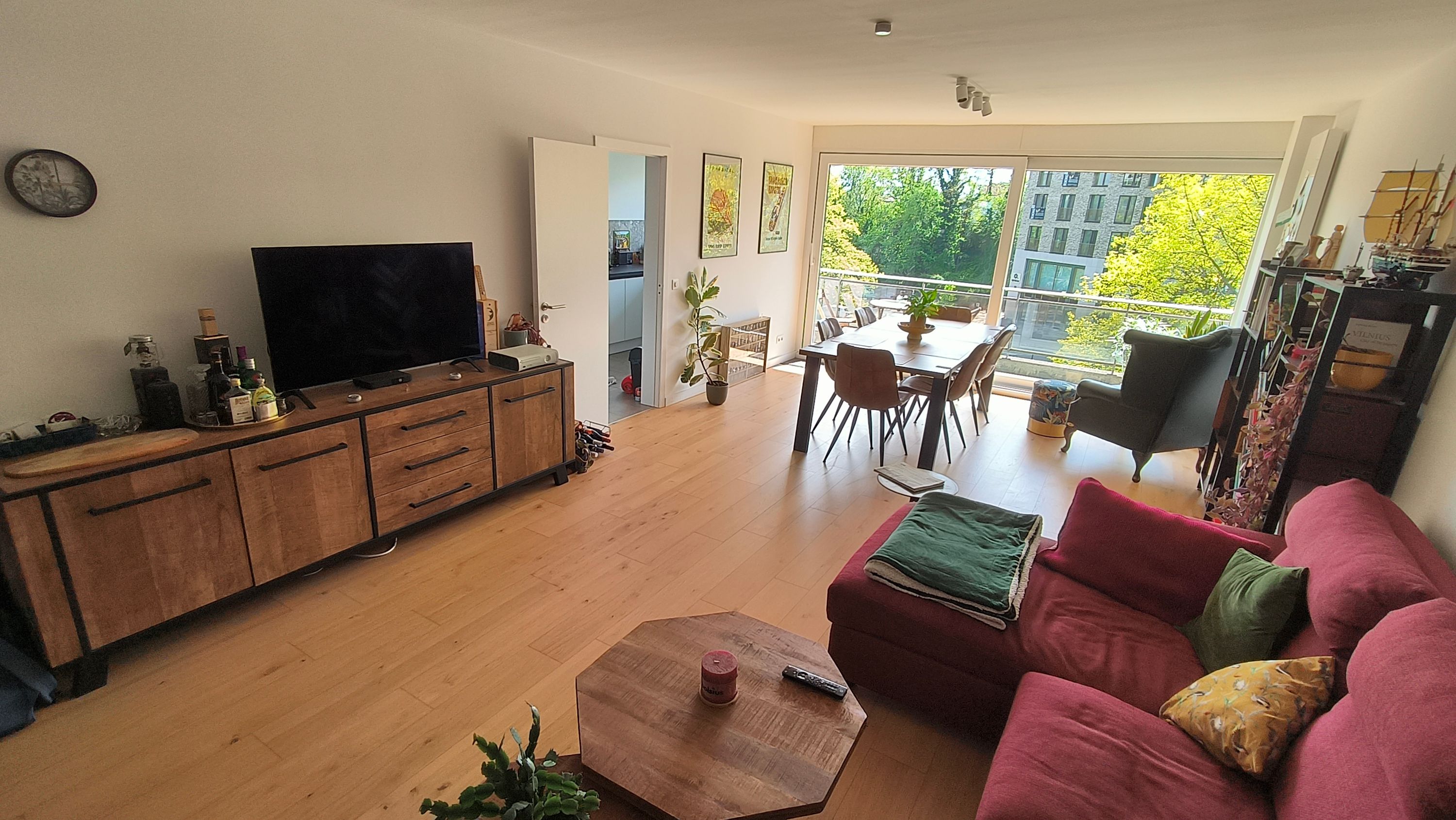 Ruim 2-slaapkamer appartement met zonnig balkon - foto 2