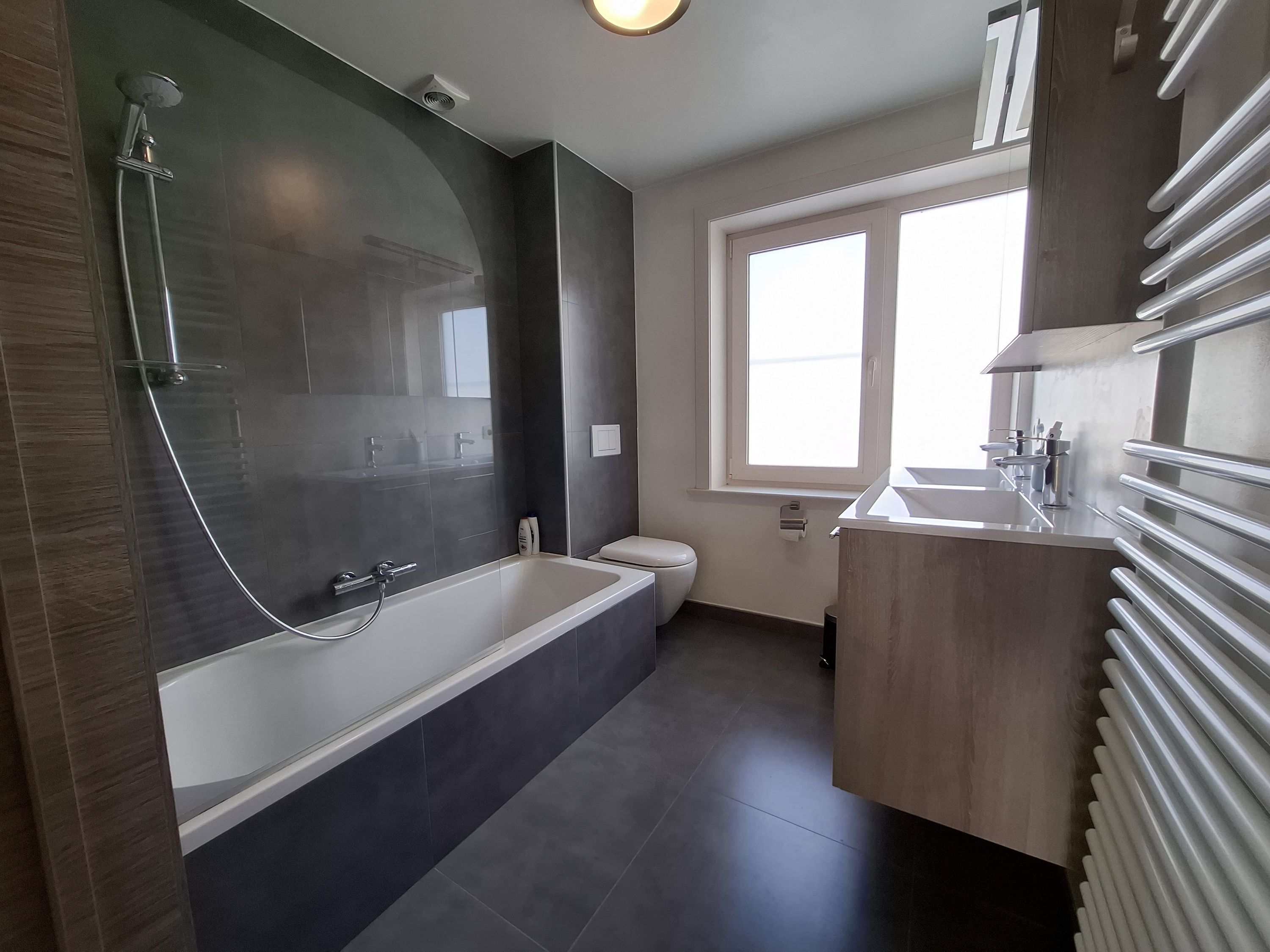 Instapklare gerenoveerde woning met 3 slaapkamers, garage en tuin. - foto 4