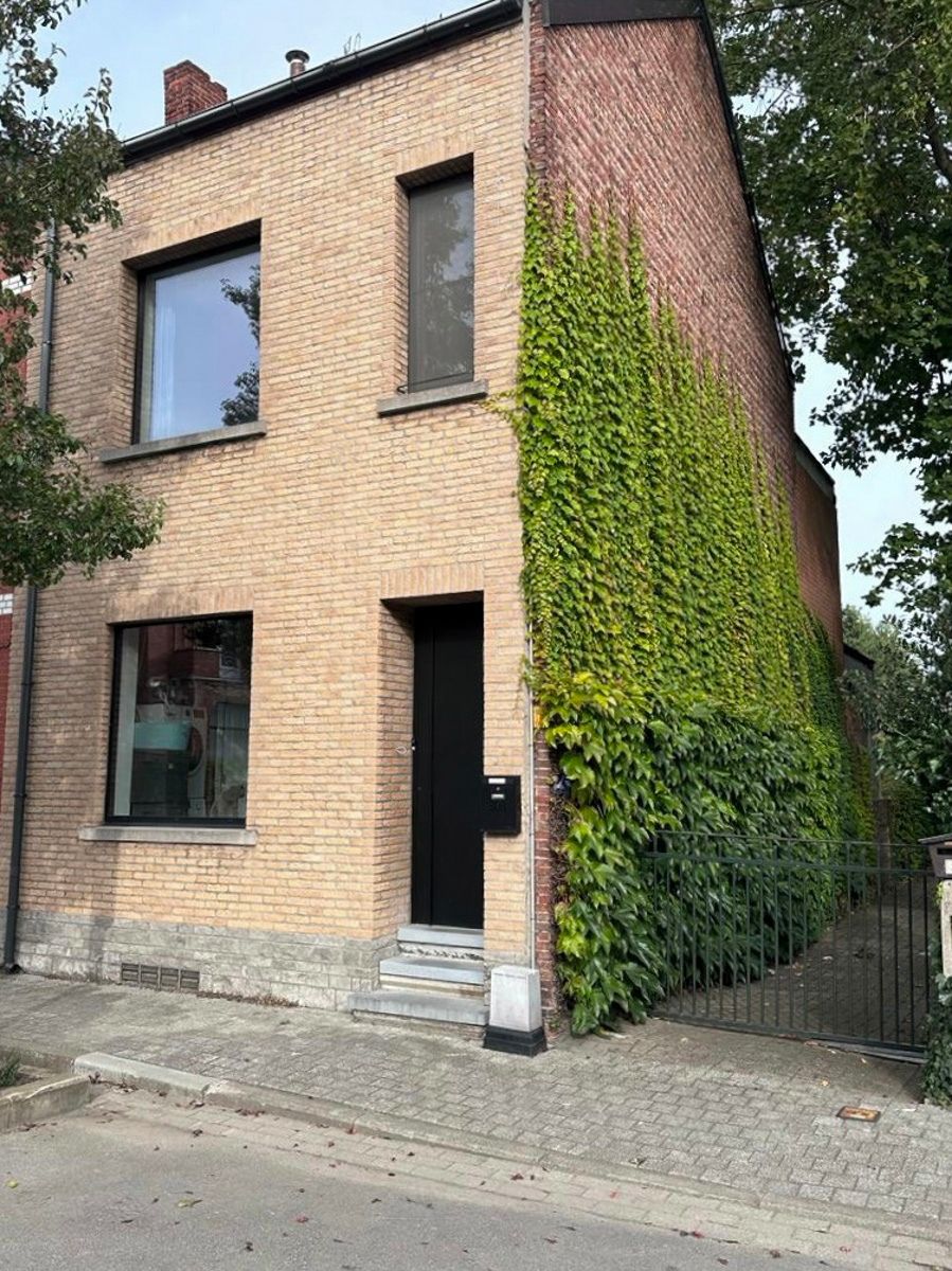 Recent gerenoveerde gezinswoning met moderne uitstraling en industriële accenten - foto 2