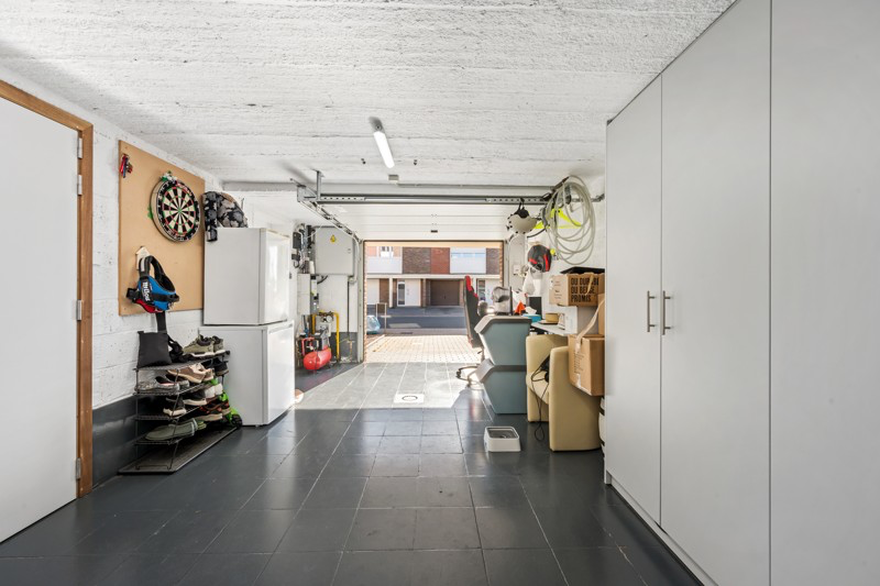 Instapklare half-open gezinswoning met 3 slaapkamers, inpandige garage, carport  - foto 4