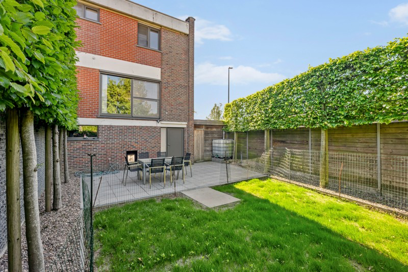 Instapklare half-open gezinswoning met 3 slaapkamers, inpandige garage, carport  - foto 6