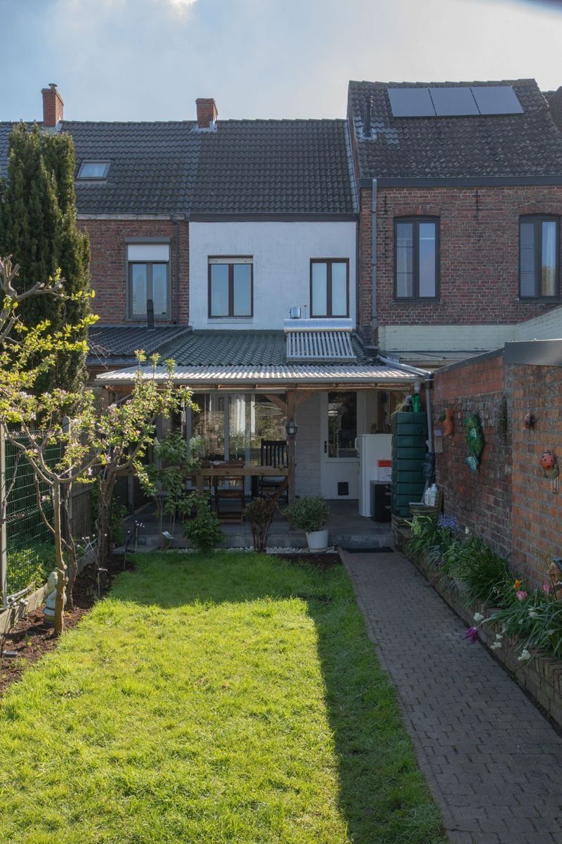 Instapklare woning met 3 slaapkamers , garage en prachtige tuin. - foto 3