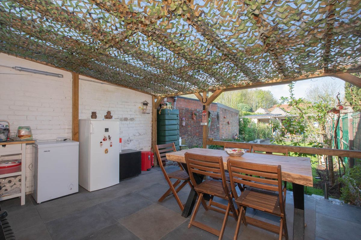 Instapklare woning met 3 slaapkamers , garage en prachtige tuin. - foto 2