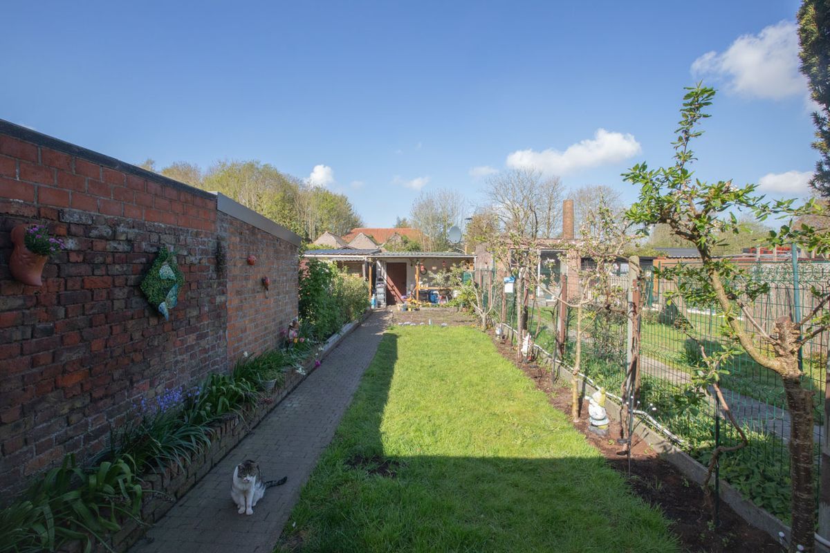 Instapklare woning met 3 slaapkamers , garage en prachtige tuin. - foto 4