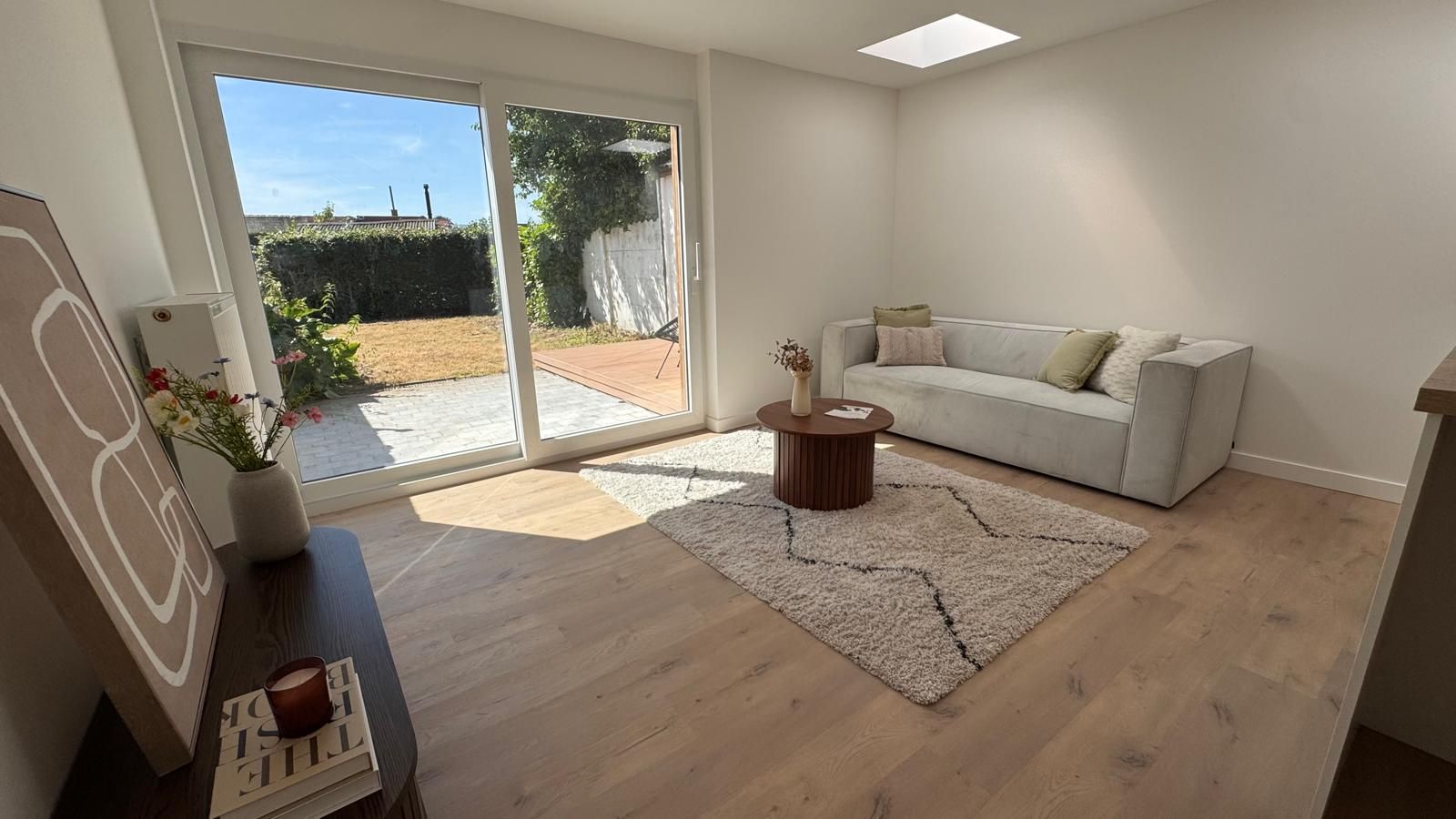 Gerenoveerde rijwoning met 3slpk, garage en tuin - foto 3