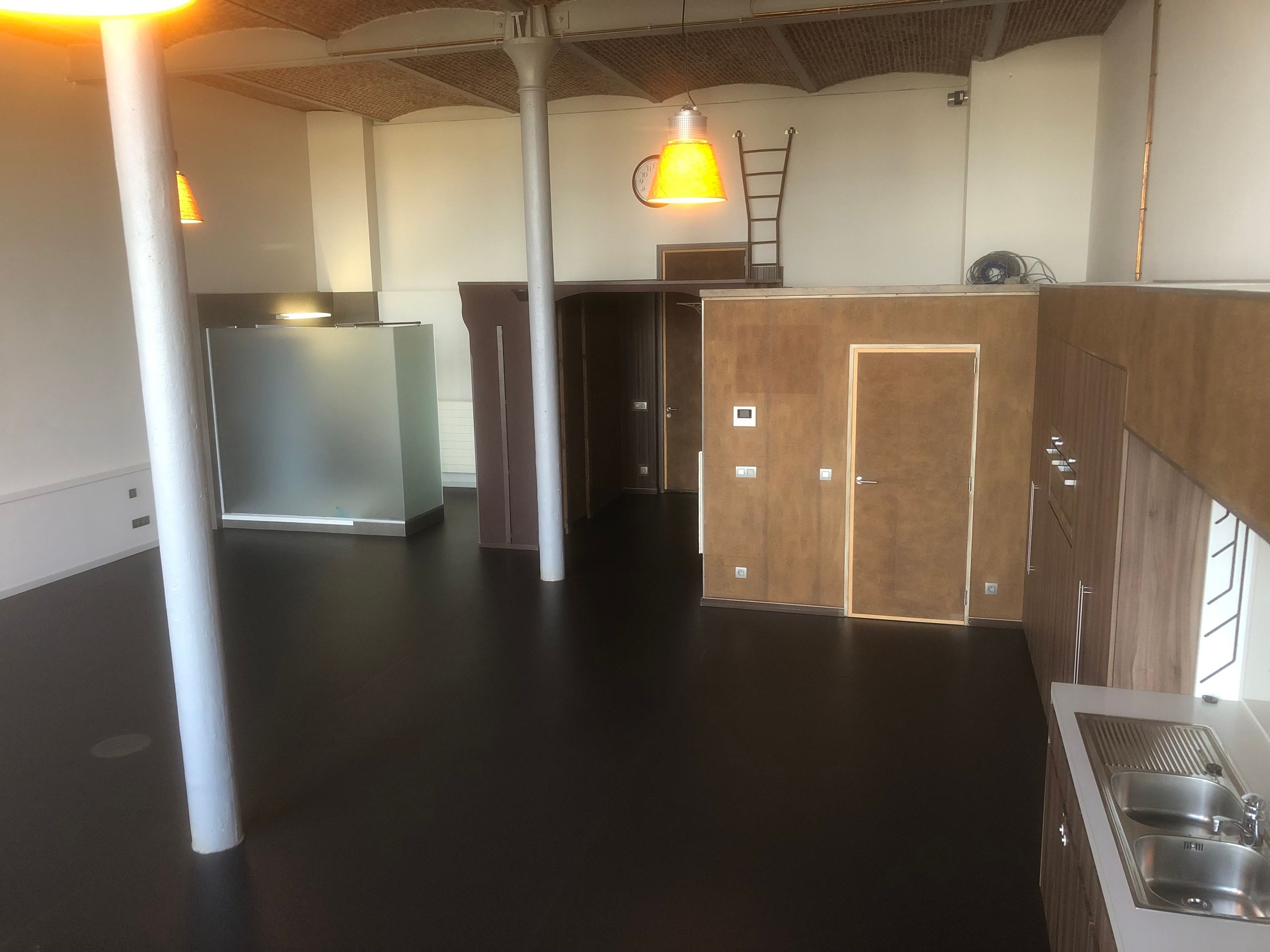 Lichtrijke loft in prachtig gebouw dicht bij centrum - foto 2