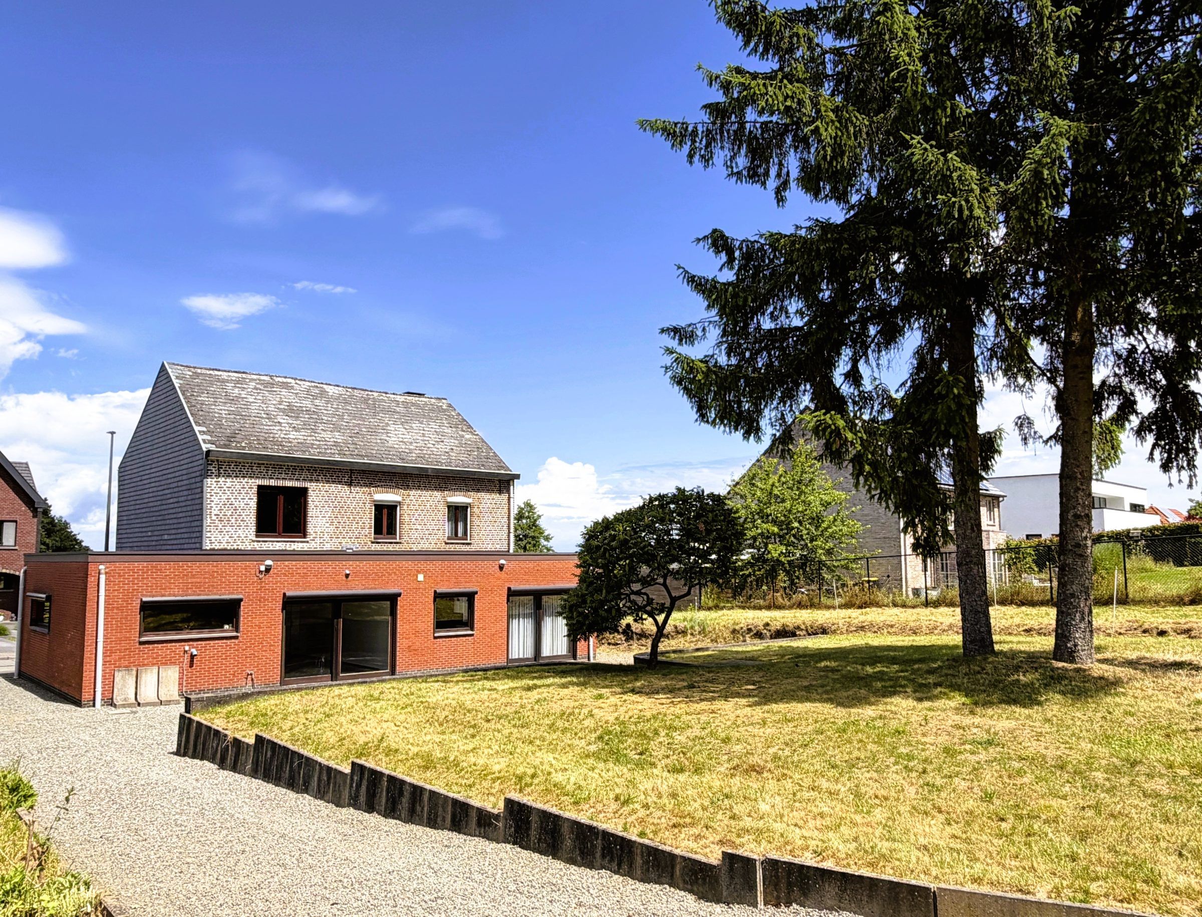 Vrijstaande woning met handelsruimte en potentieel voor 6 à 7 slaapkamers - foto 3