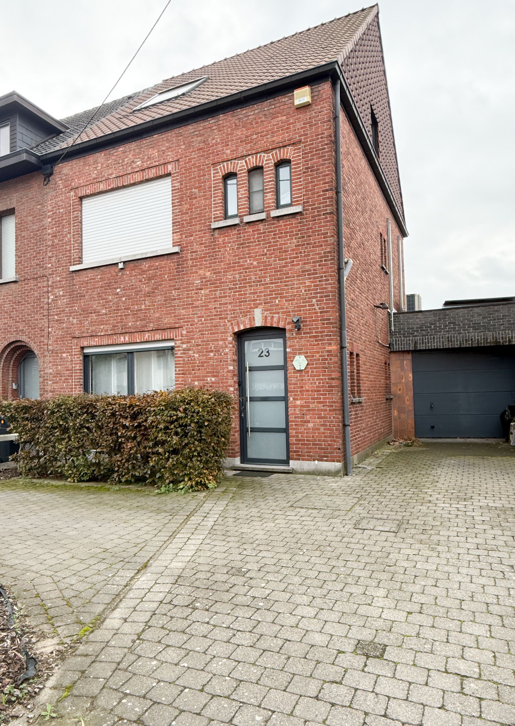 Mooie half-open woning met 3 slaapkamers en tuin - foto 2
