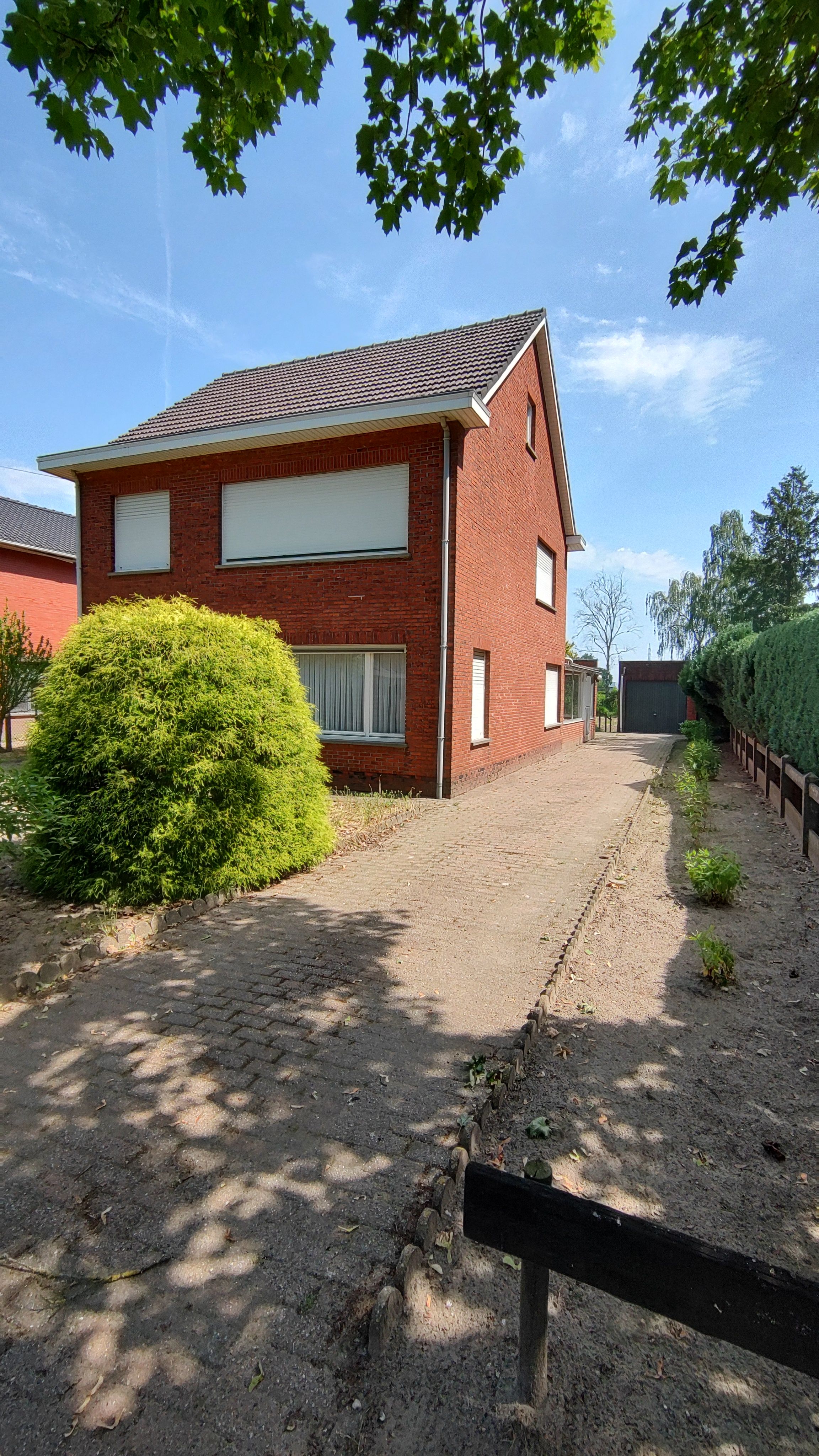 Ruime, lichte, op te frissen woning met centrale ligging. - foto 2