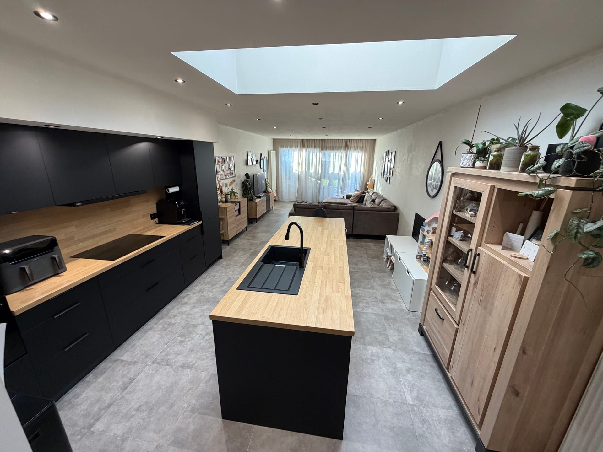 Recent vernieuwde rijwoning met 3 ruime kamers en grote tuing in het centrum - foto 2
