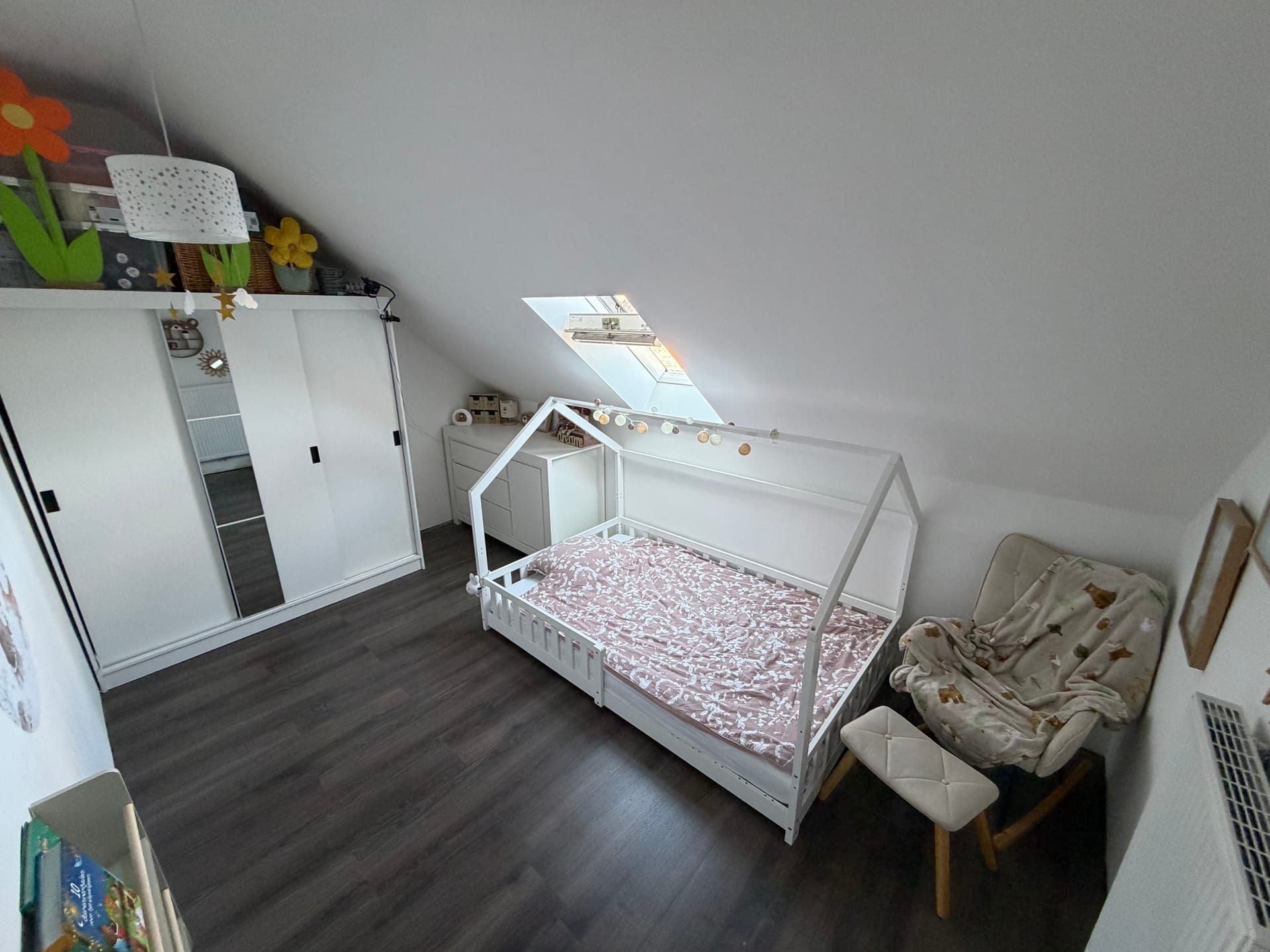 Recent vernieuwde rijwoning met 3 ruime kamers en grote tuing in het centrum - foto 8